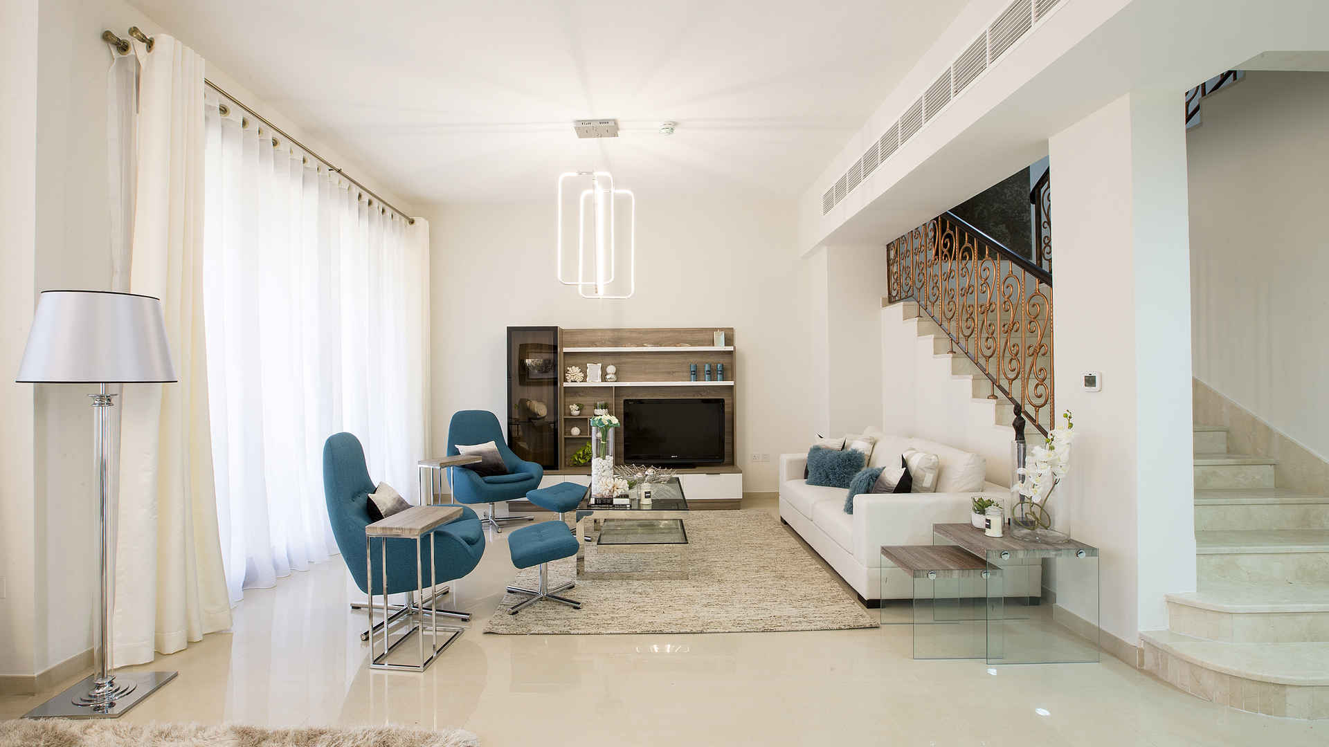 Elegant open-plan living and dining area in Jumeirah Islands townhouse for sale