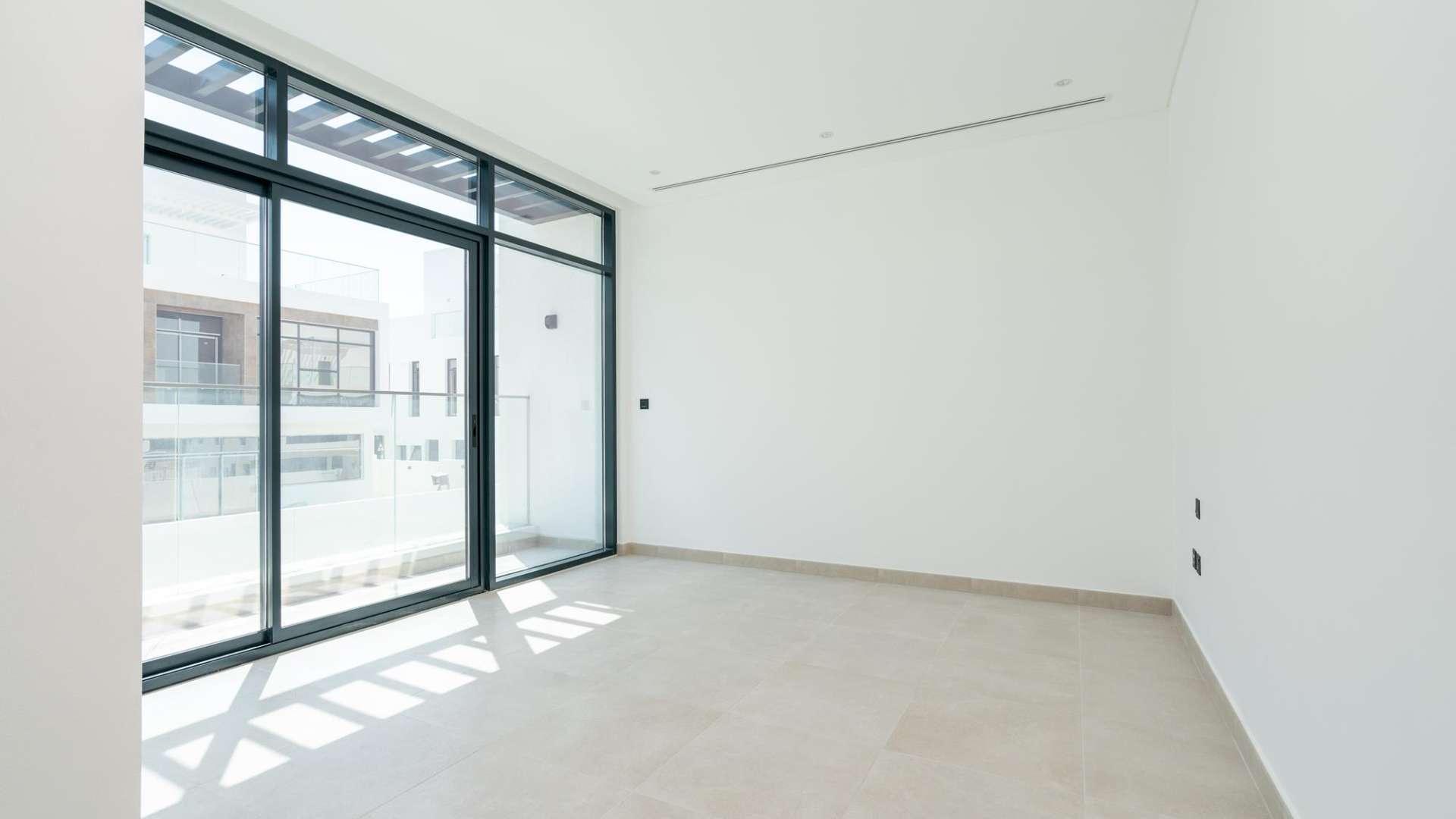 Luxurious bathroom with modern fixtures in Jumeirah Luxury Living townhouse, Jumeirah Golf Estates