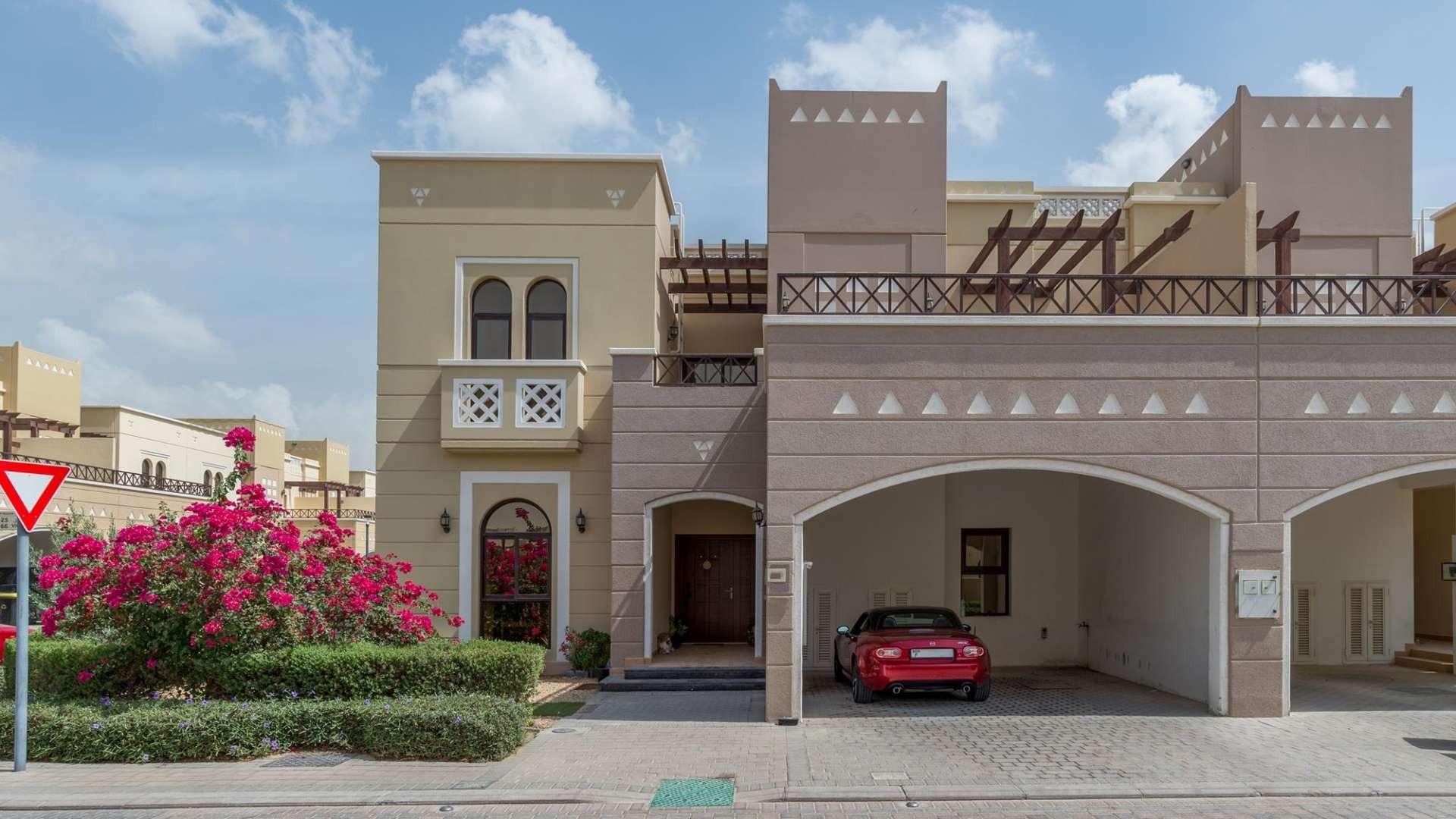 Scenic path lined with palm trees near 4-bedroom townhouse in Al Naseem, Mudon