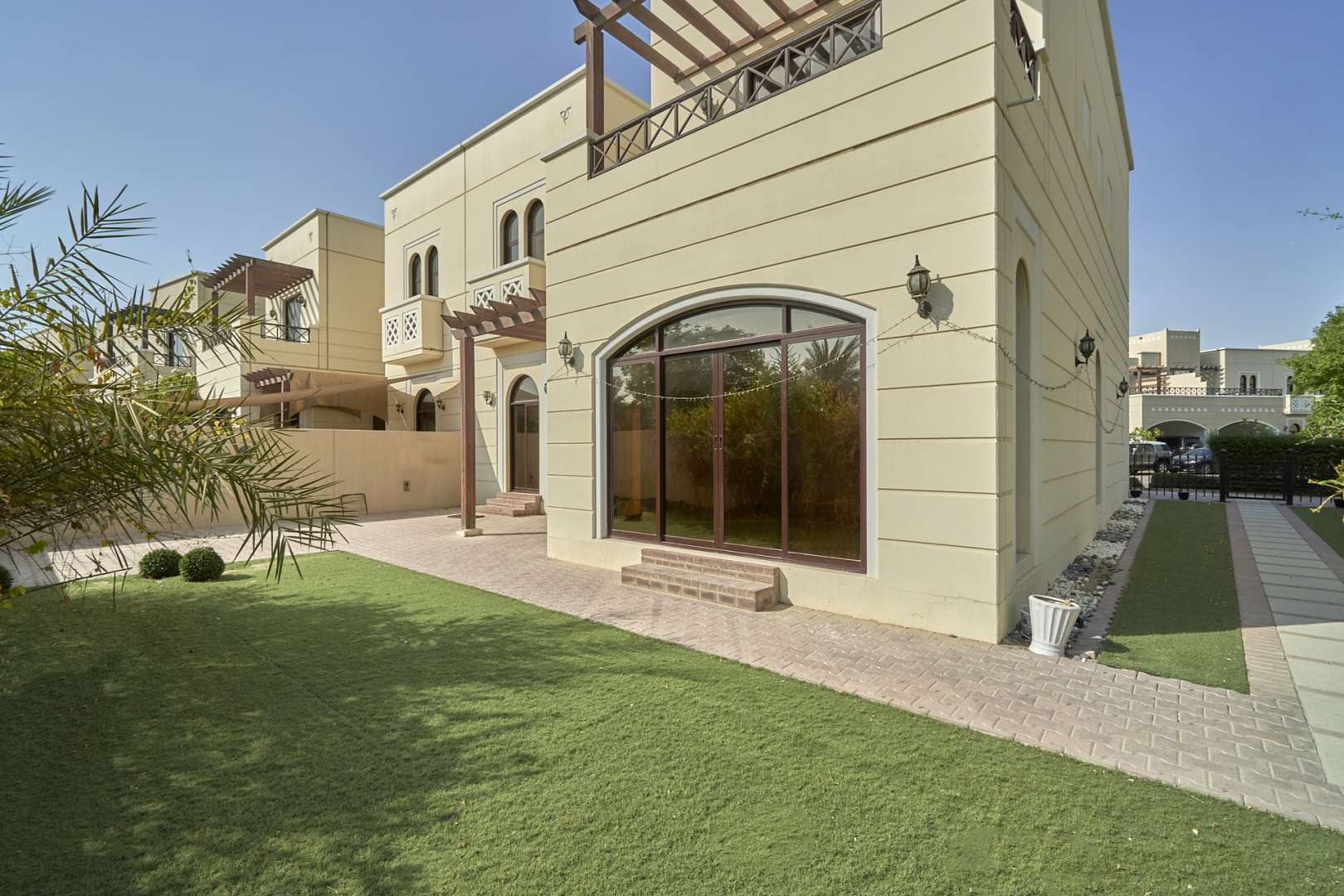 Bright living room in four-bedroom townhouse for sale, Naseem, Mudon