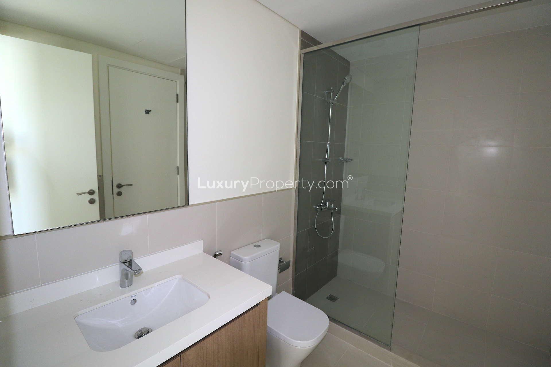 Bright, spacious room with large windows in Reem townhouse, Arabian Ranches 2, Dubai