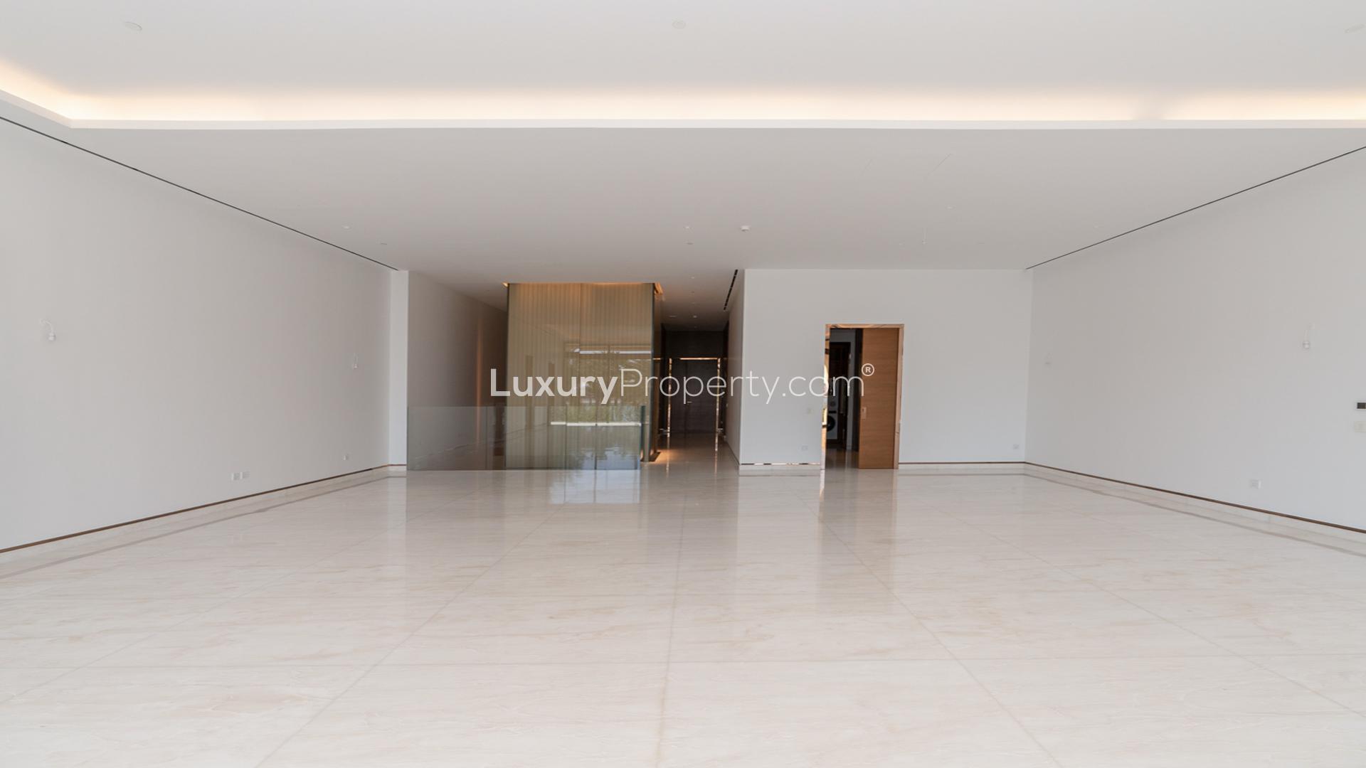 Luxurious living room with garden view in Atlantis The Royal Residences townhouse, Palm Jumeirah