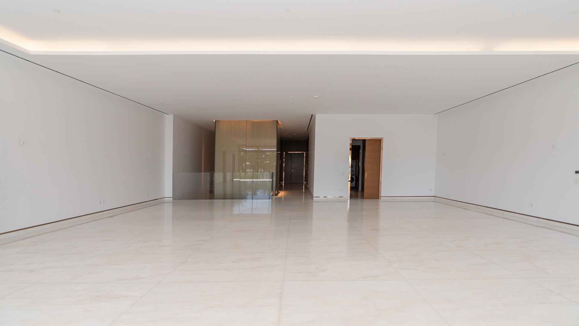 Luxurious living room with garden view in Atlantis The Royal Residences townhouse, Palm Jumeirah