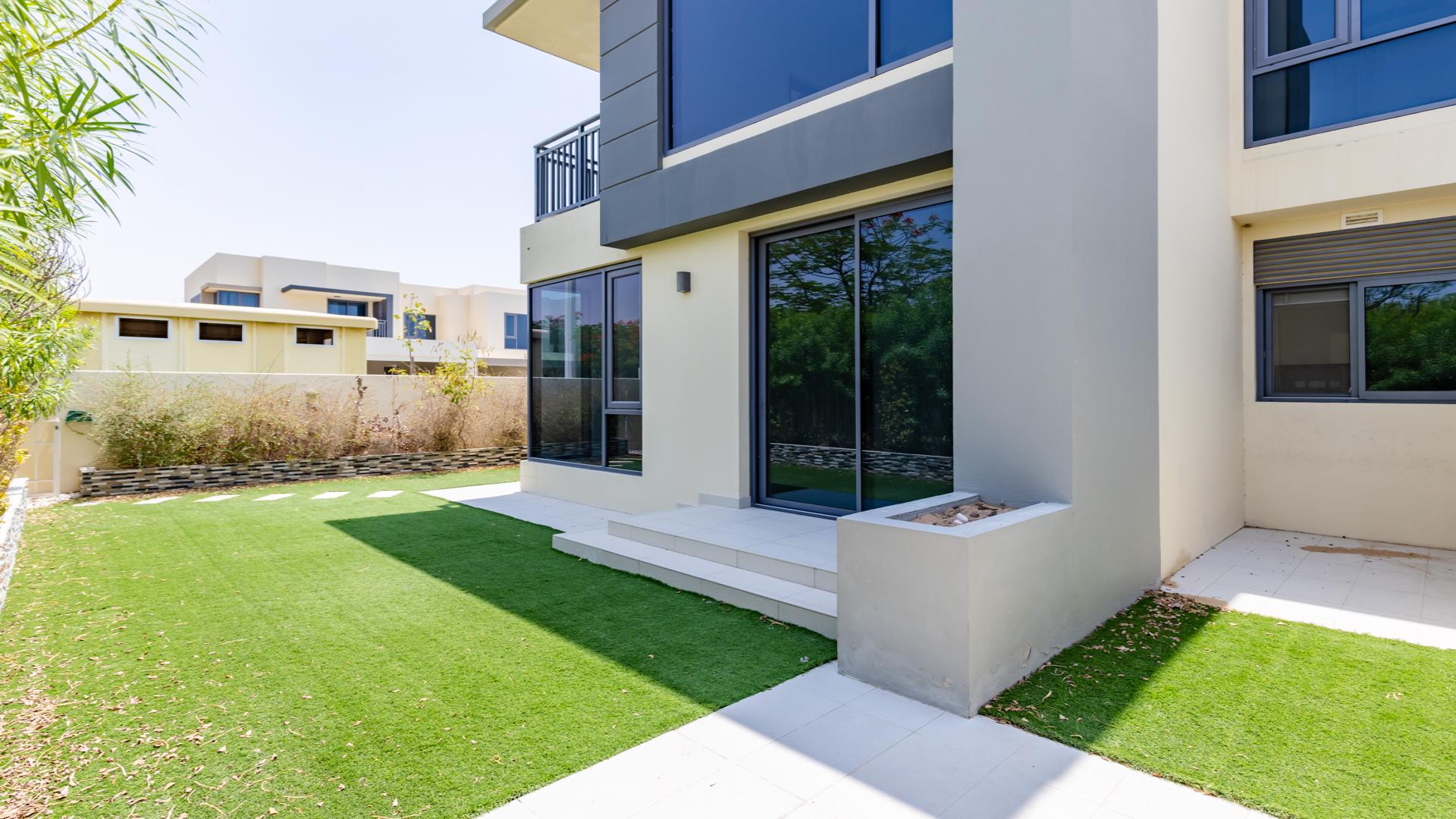 Modern kitchen in luxury 4-bedroom villa, Dubai Hills Estate, Maple sub-community, for rent