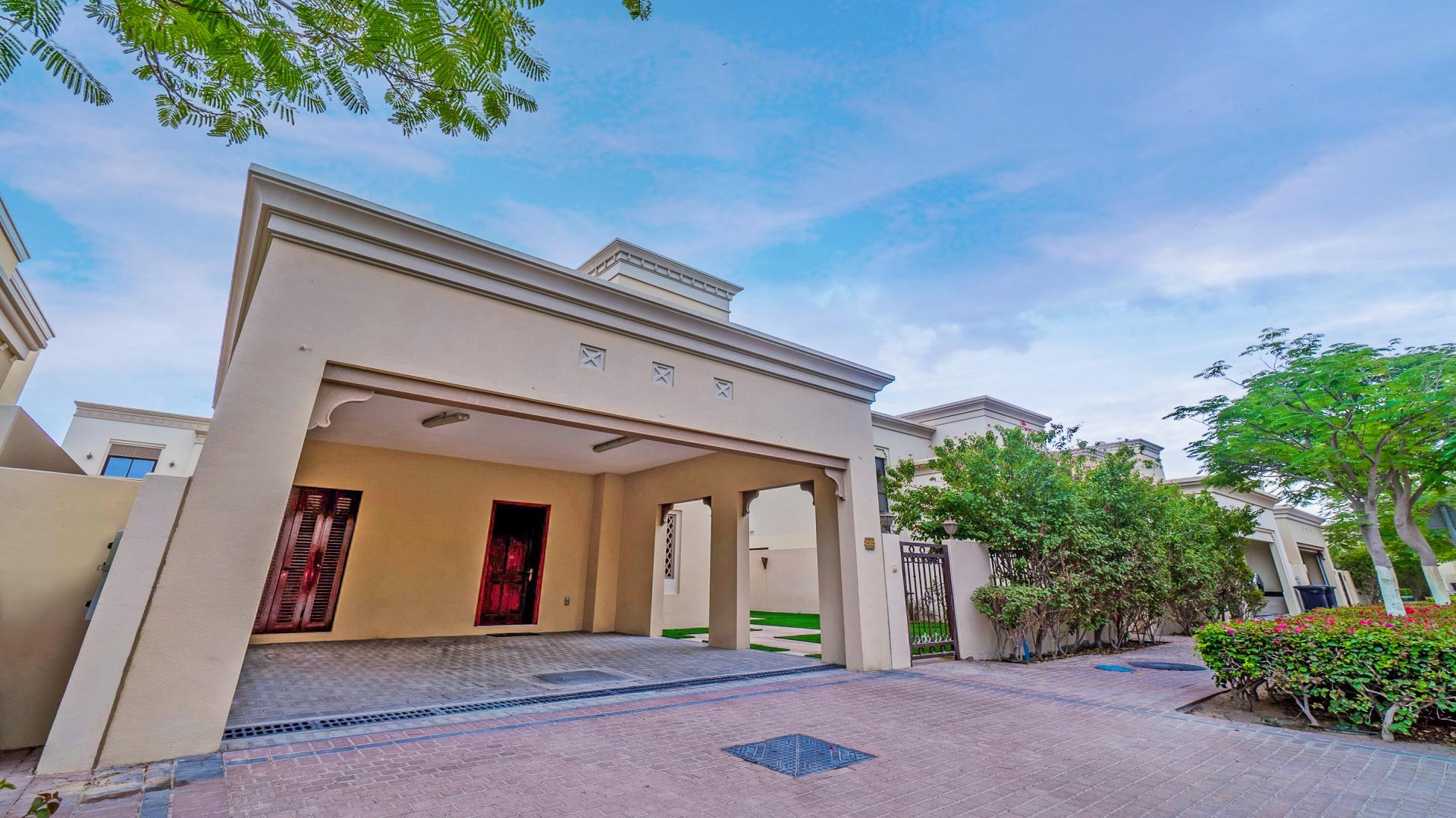 Living room of 4-bedroom villa in Casa, Arabian Ranches 2 with modern decor