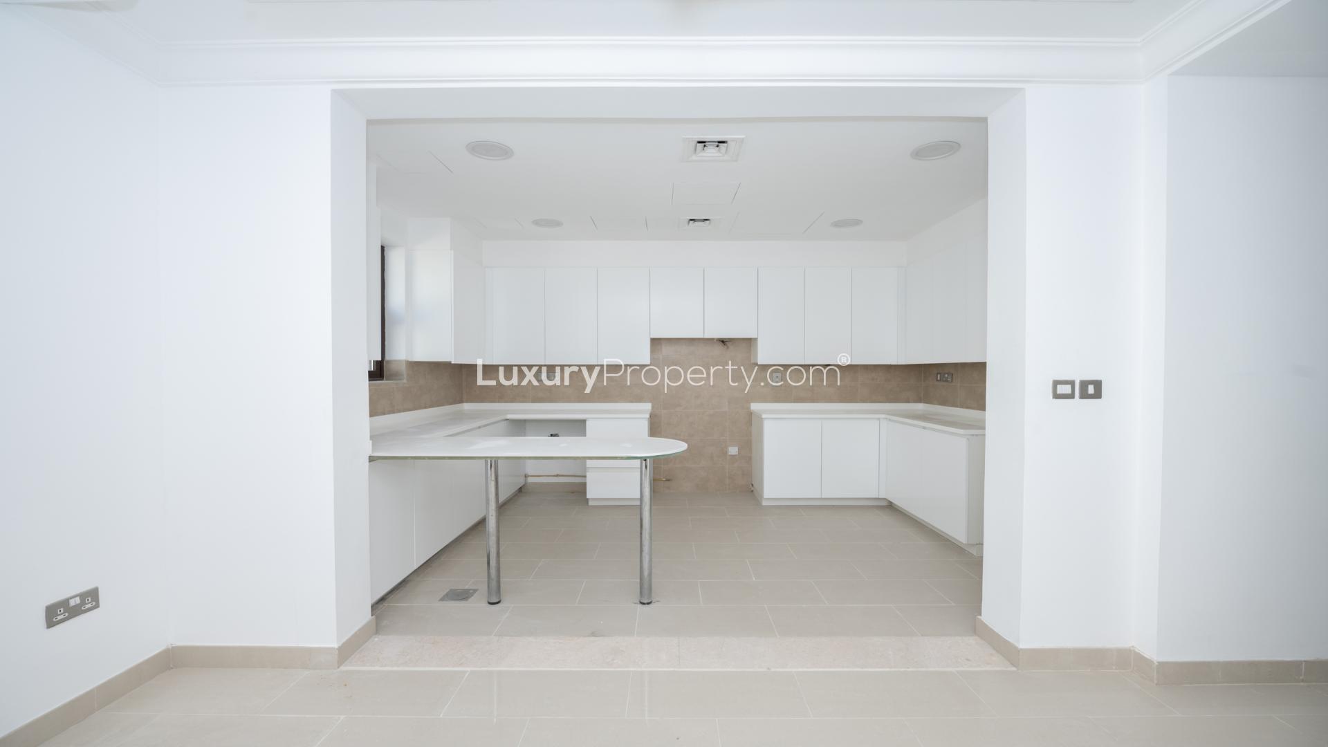 "Modern 4-bedroom villa exterior in Casa, Arabian Ranches 2, available for rent.",Modern kitchen in vacant 4-bedroom villa, Casa, Arabian Ranches 2, available for rent