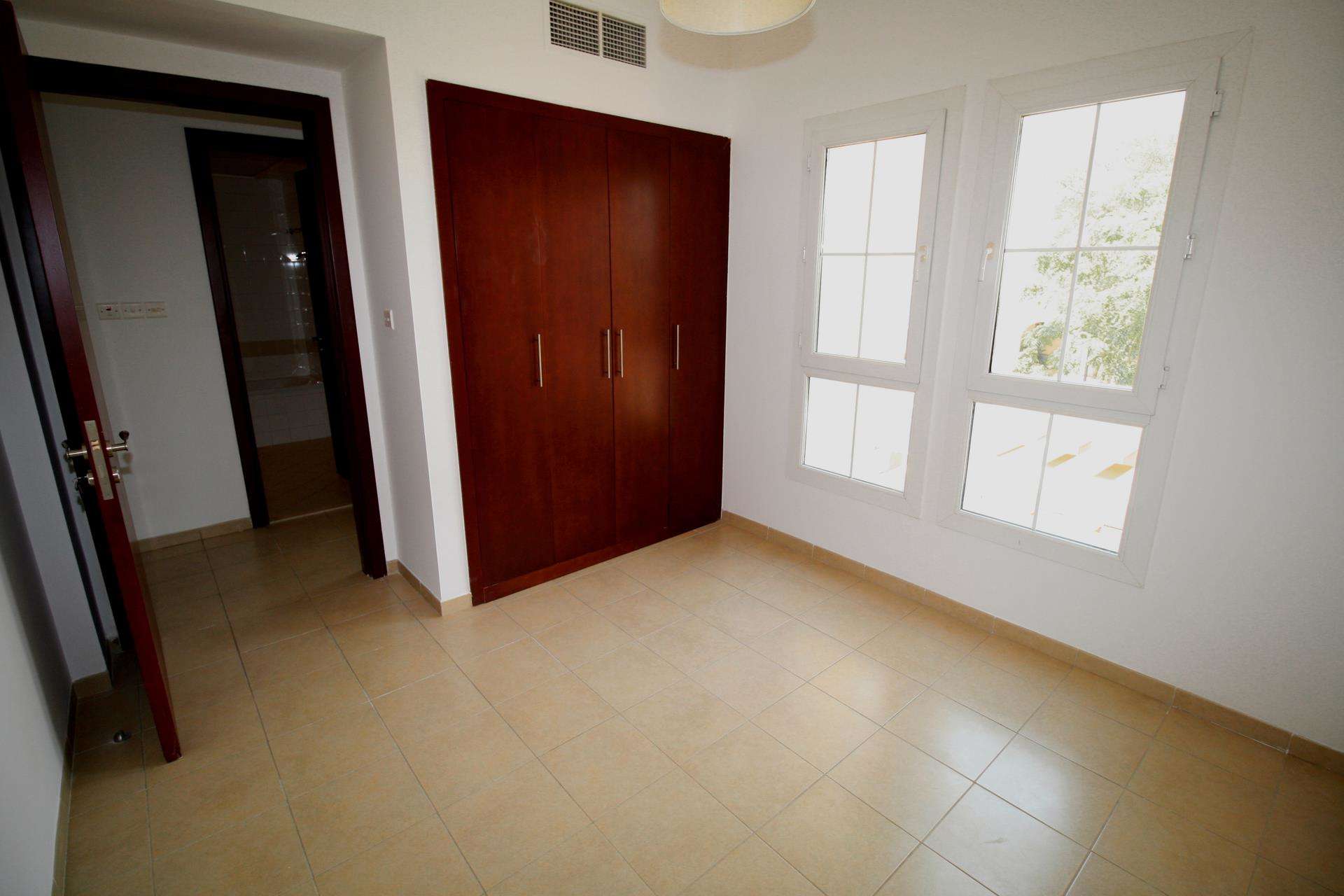 Spacious entrance of 4-bedroom lakefront townhouse in Al Reem 1, Arabian Ranches