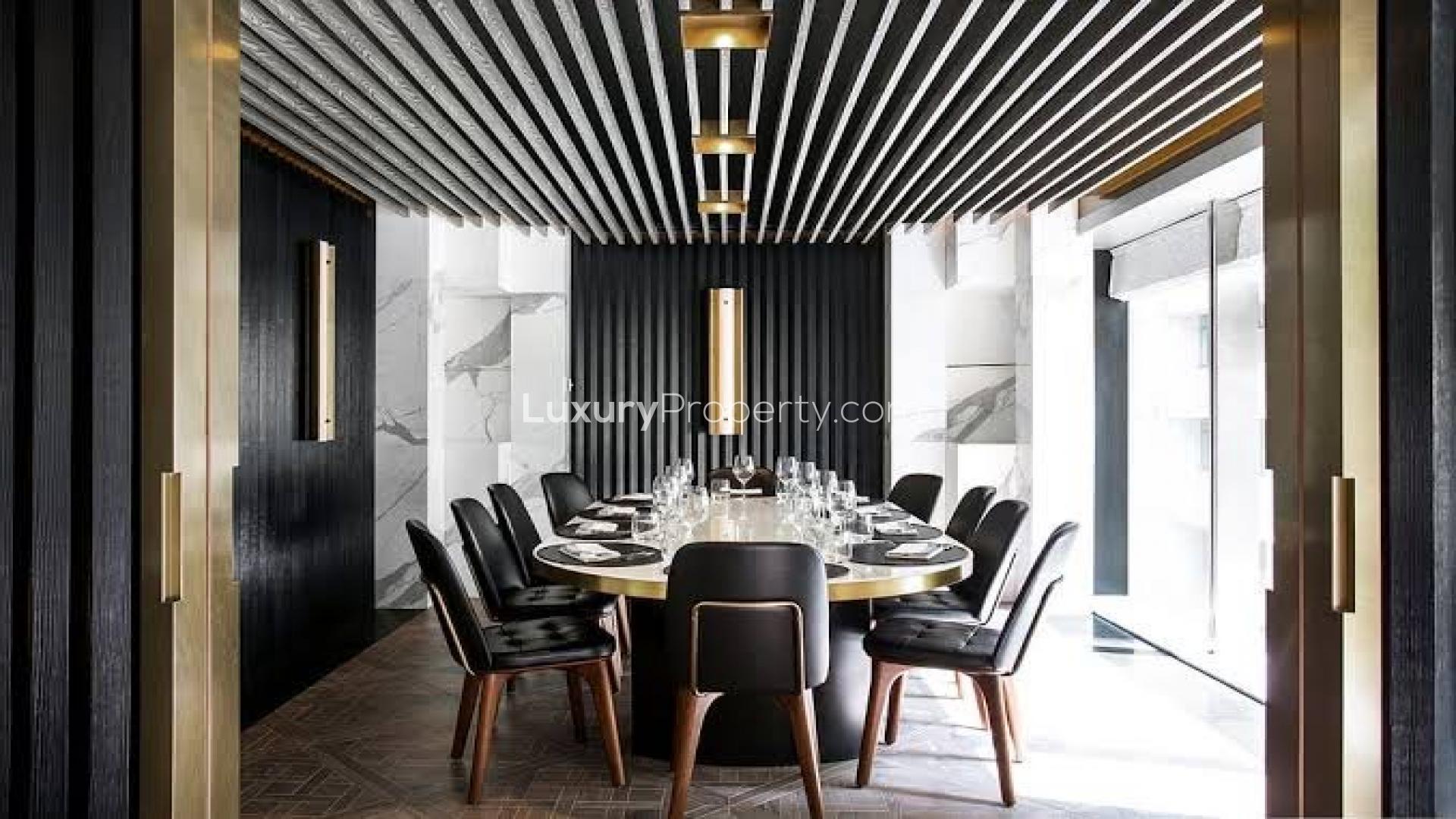 Luxurious living room in upgraded 4-bedroom villa, Jumeirah Islands, Mediterranean Cluster, for rent