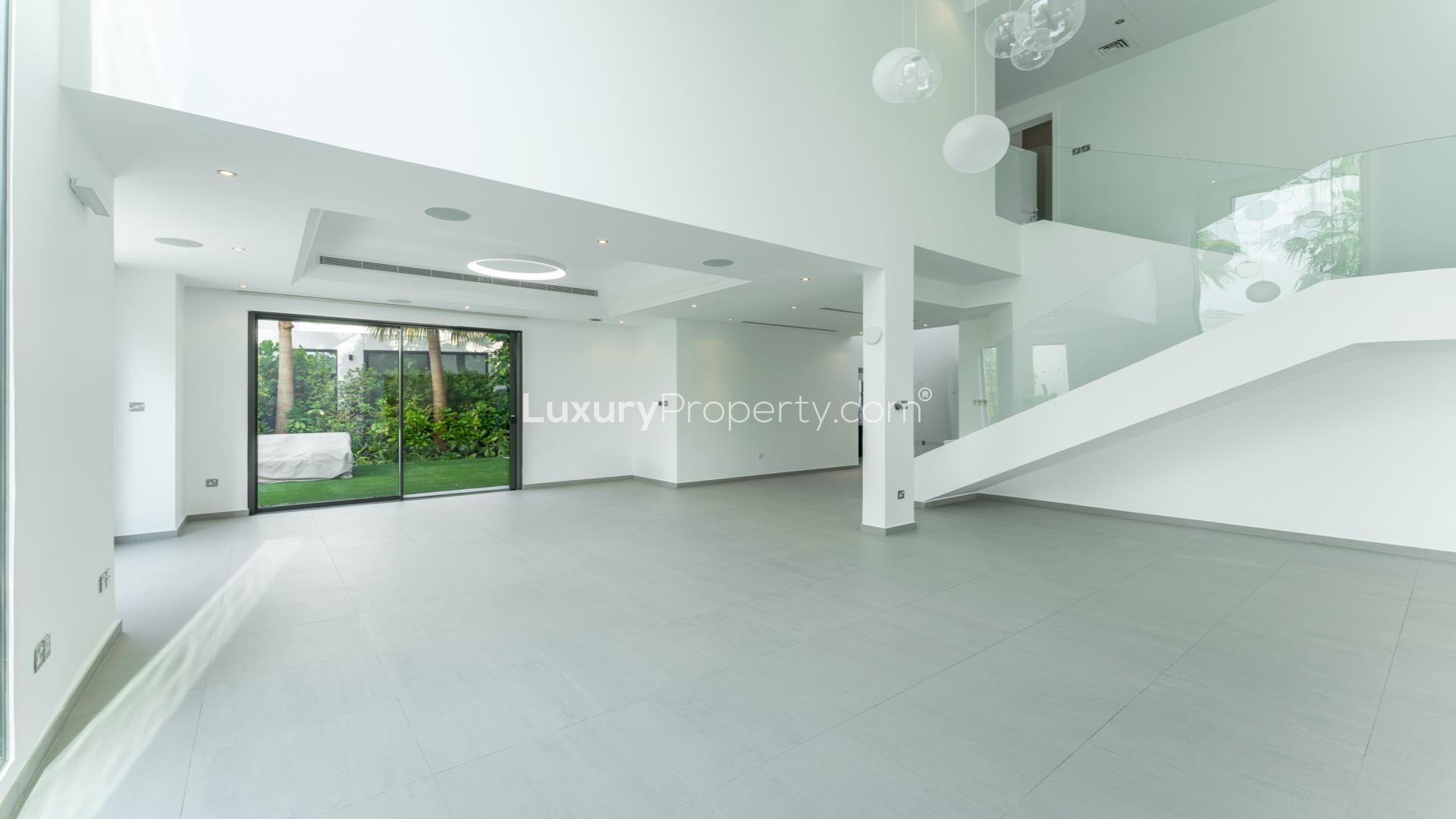 Luxurious white villa with spacious lawn in Jumeirah Islands, Islamic Clusters, for rent