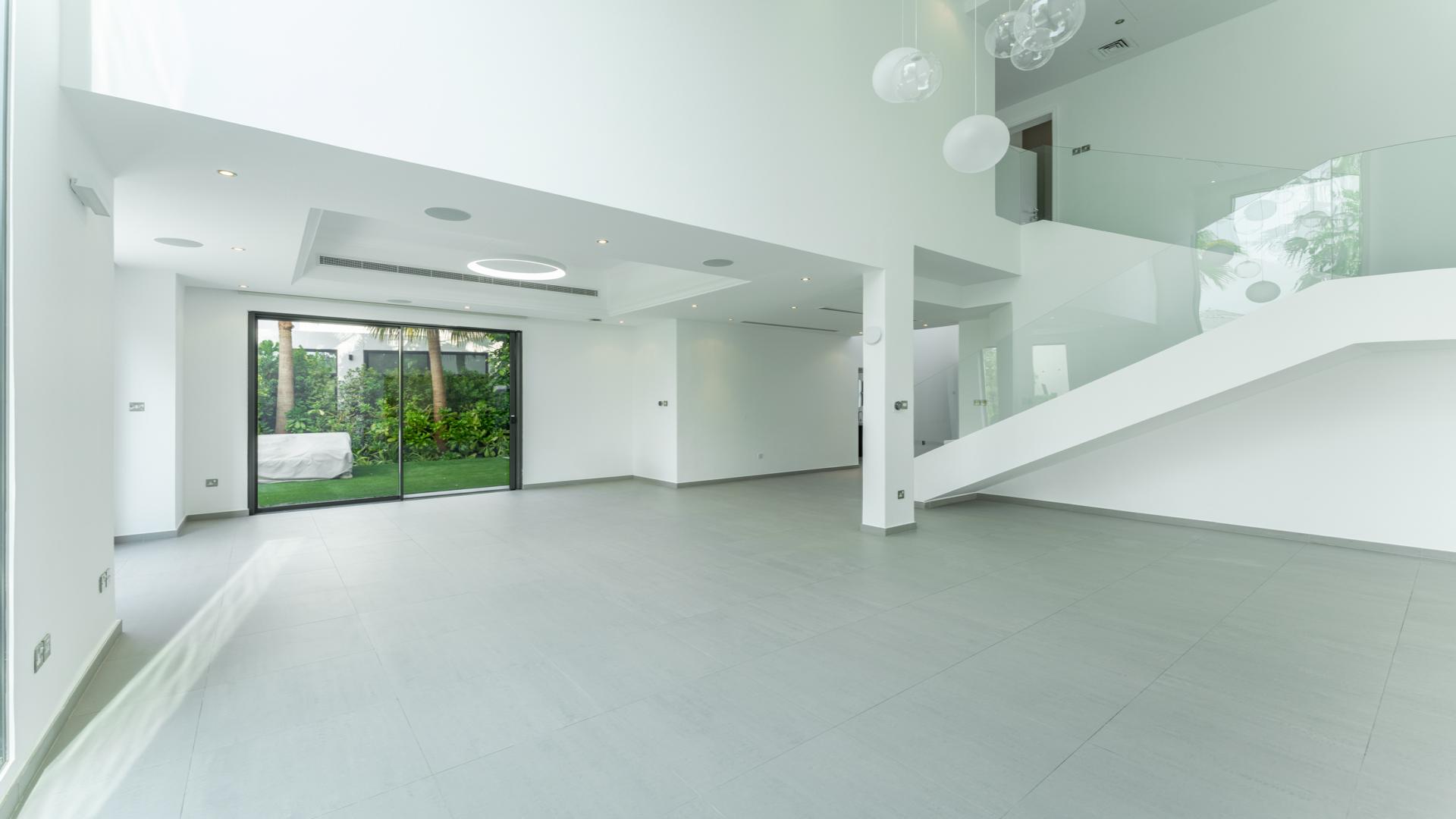 Luxurious white villa with spacious lawn in Jumeirah Islands, Islamic Clusters, for rent