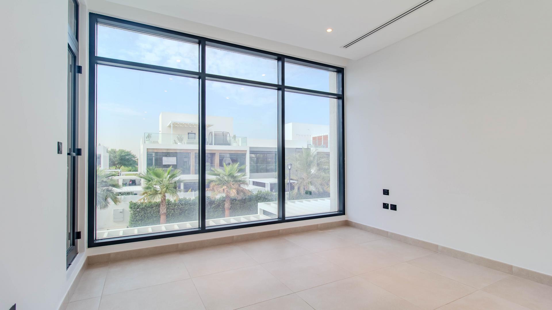 Spacious open-plan kitchen and living area in Jumeirah Luxury villa, Jumeirah Golf Estates