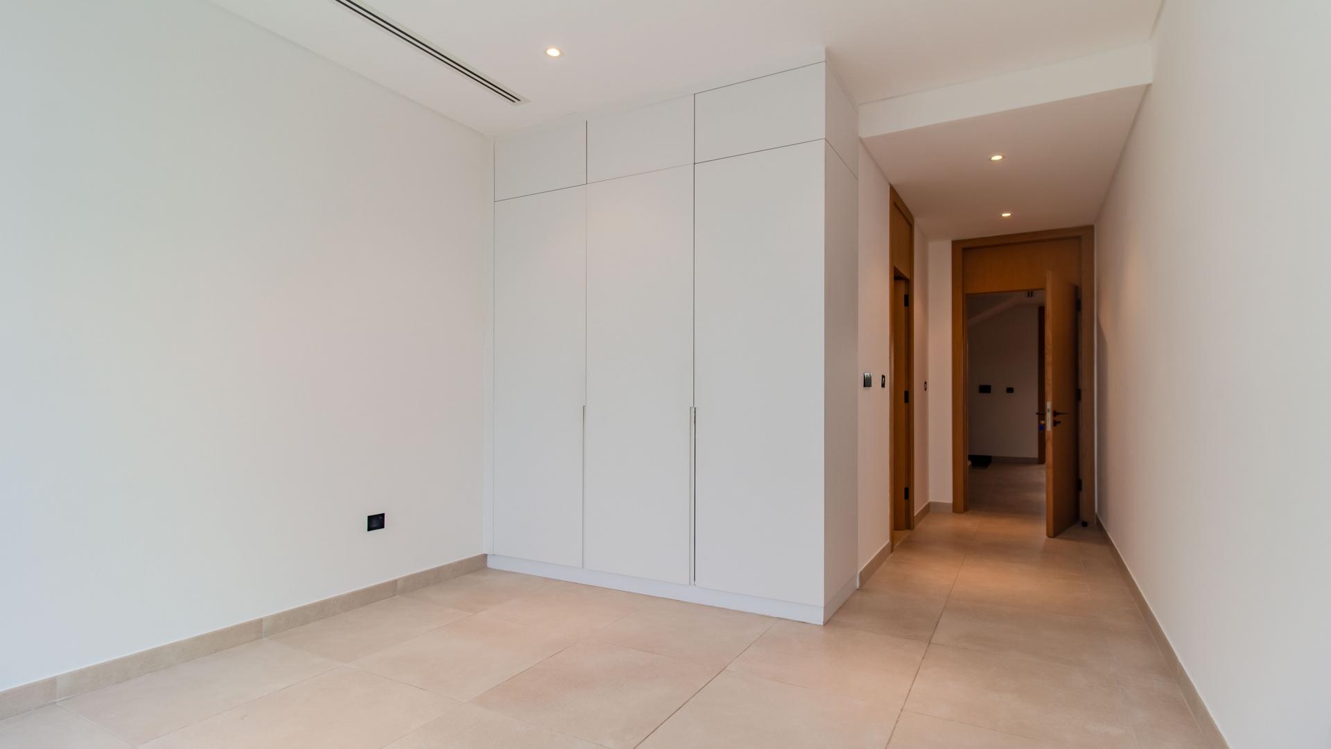 Modern open-plan kitchen and living area in Jumeirah Luxury villa, Jumeirah Golf Estates