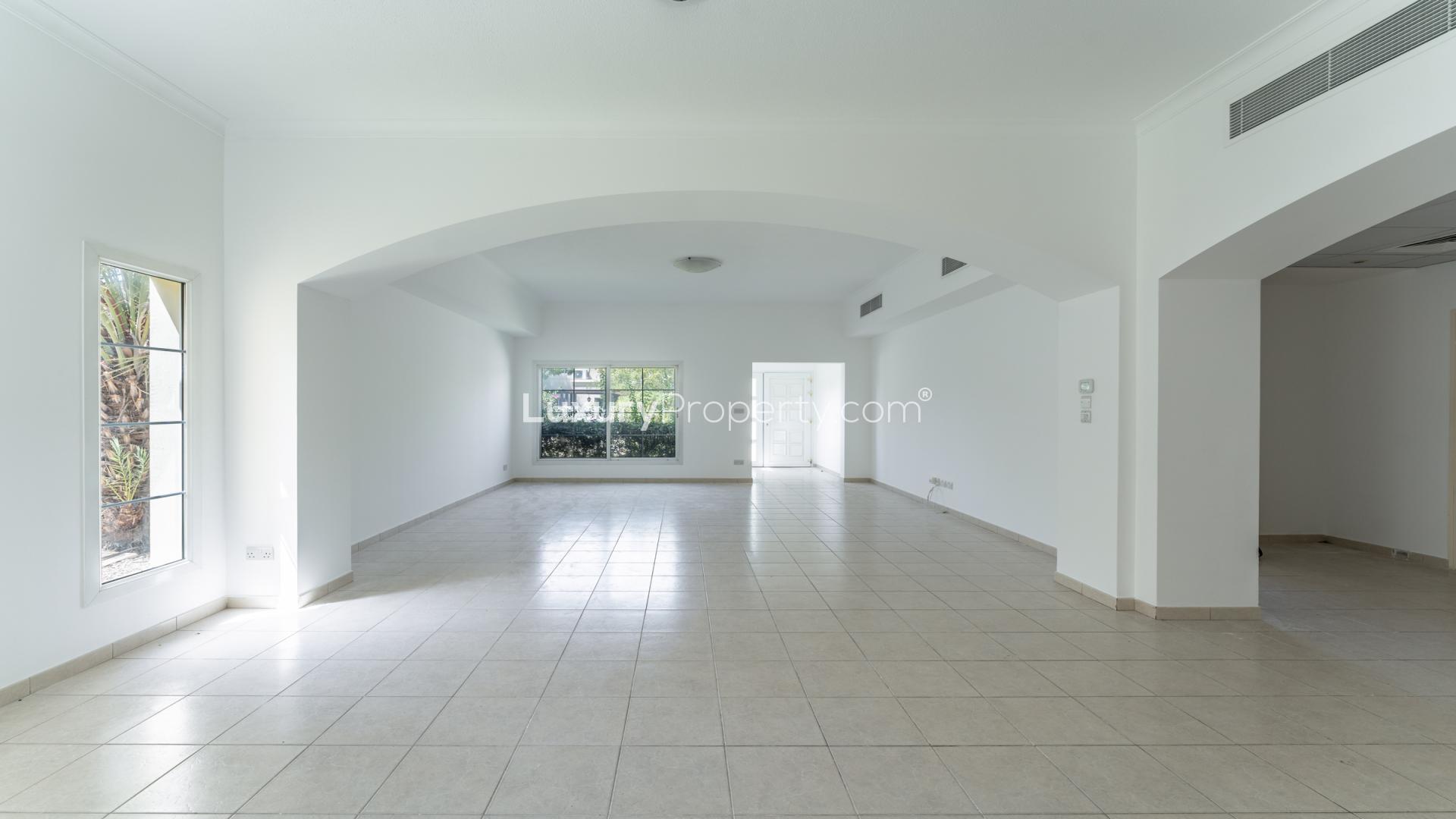 Covered patio and lush garden of 4-bedroom villa in Deema, The Lakes