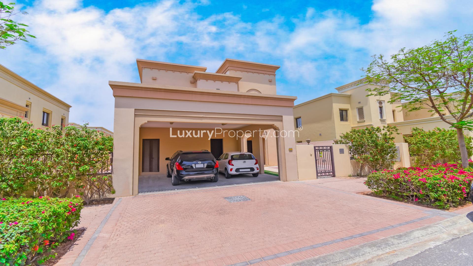 Open-plan living area with modern kitchen in Arabian Ranches 2 villa for rent