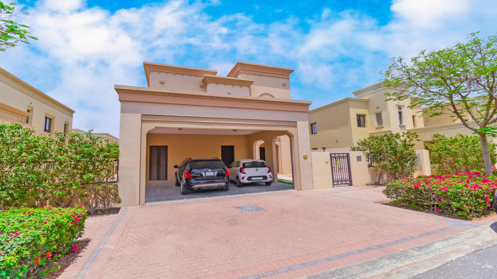 Open-plan living area with modern kitchen in Arabian Ranches 2 villa for rent