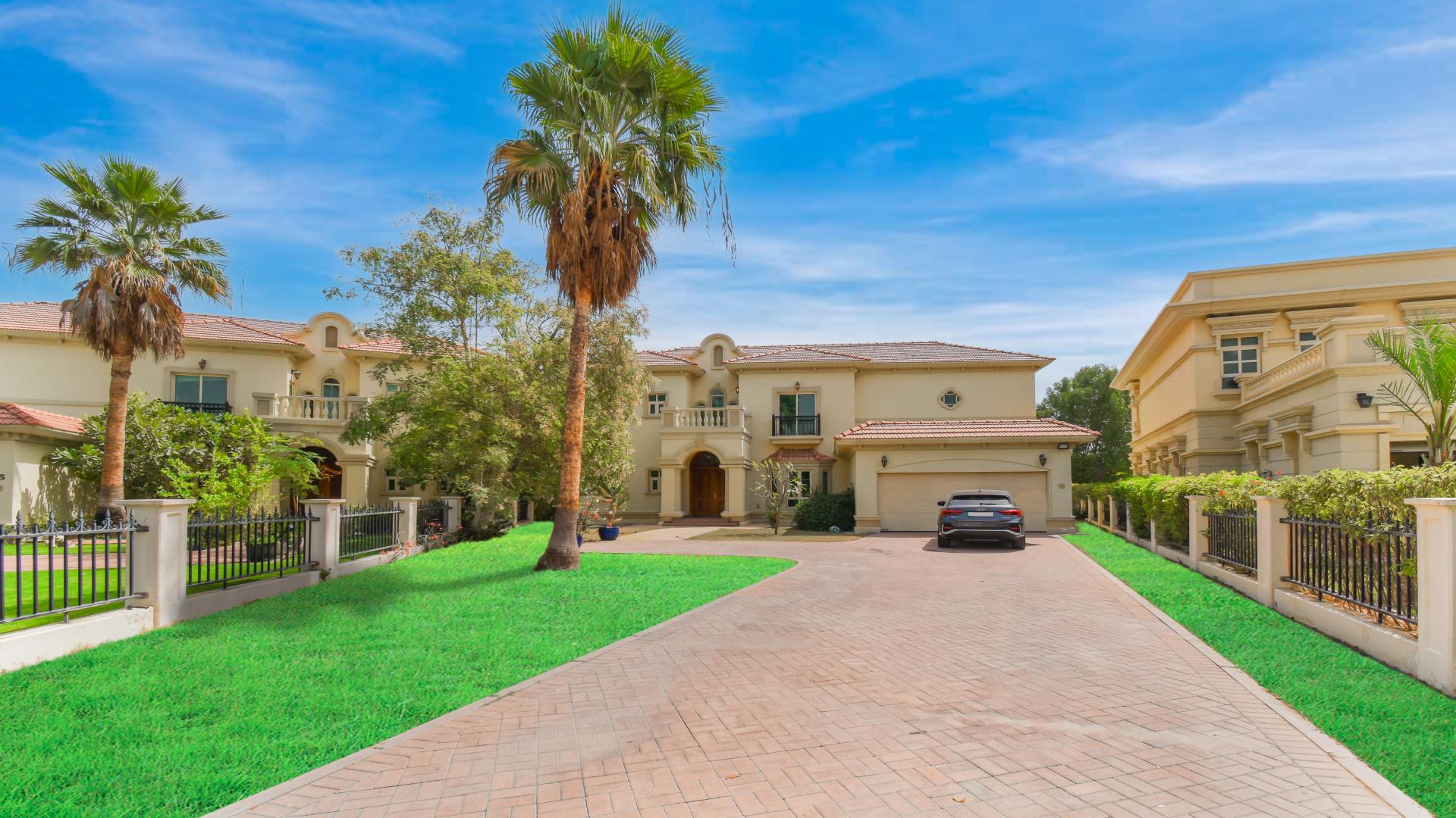 Beautiful 4-bedroom villa with private pool in Jumeirah Islands, Mediterranean Clusters