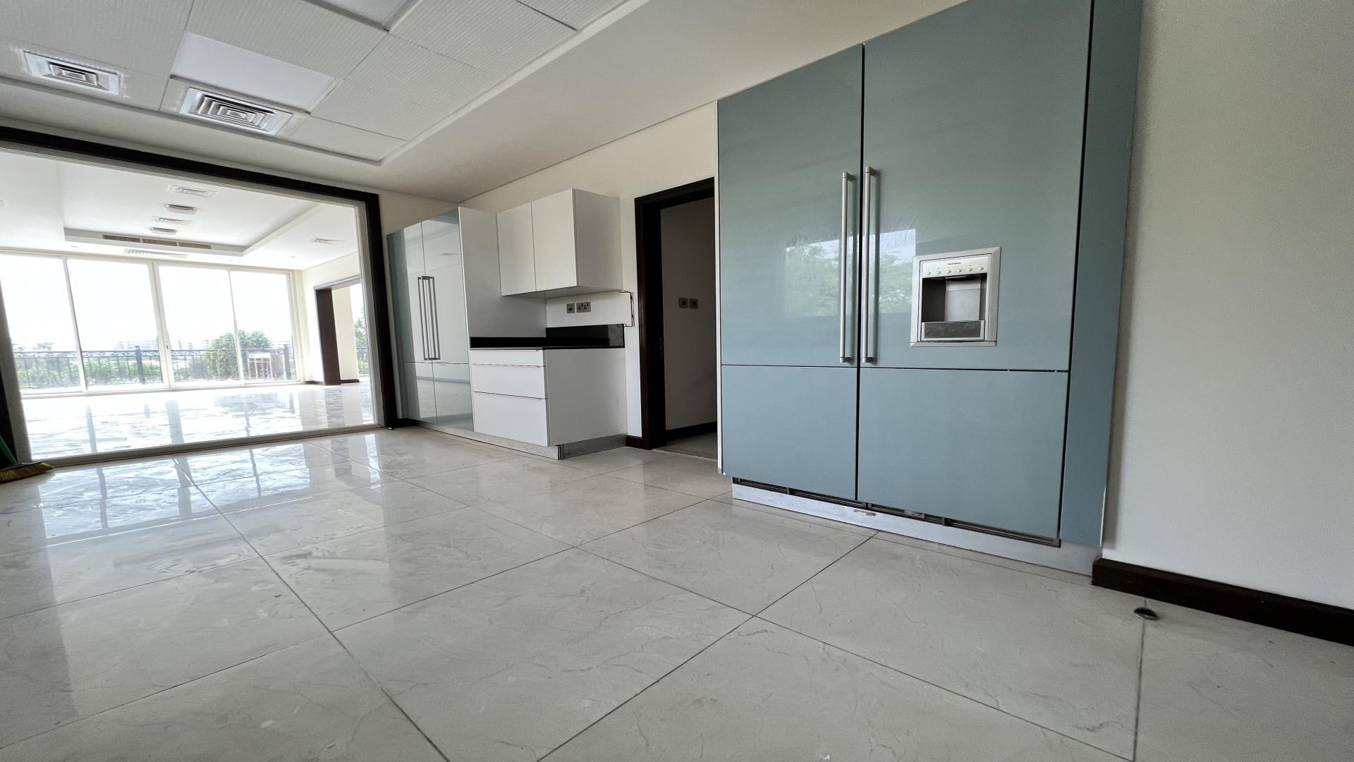 Spacious modern kitchen in 4-bedroom villa, Whispering Pines, Jumeirah Golf Estates, Earth community