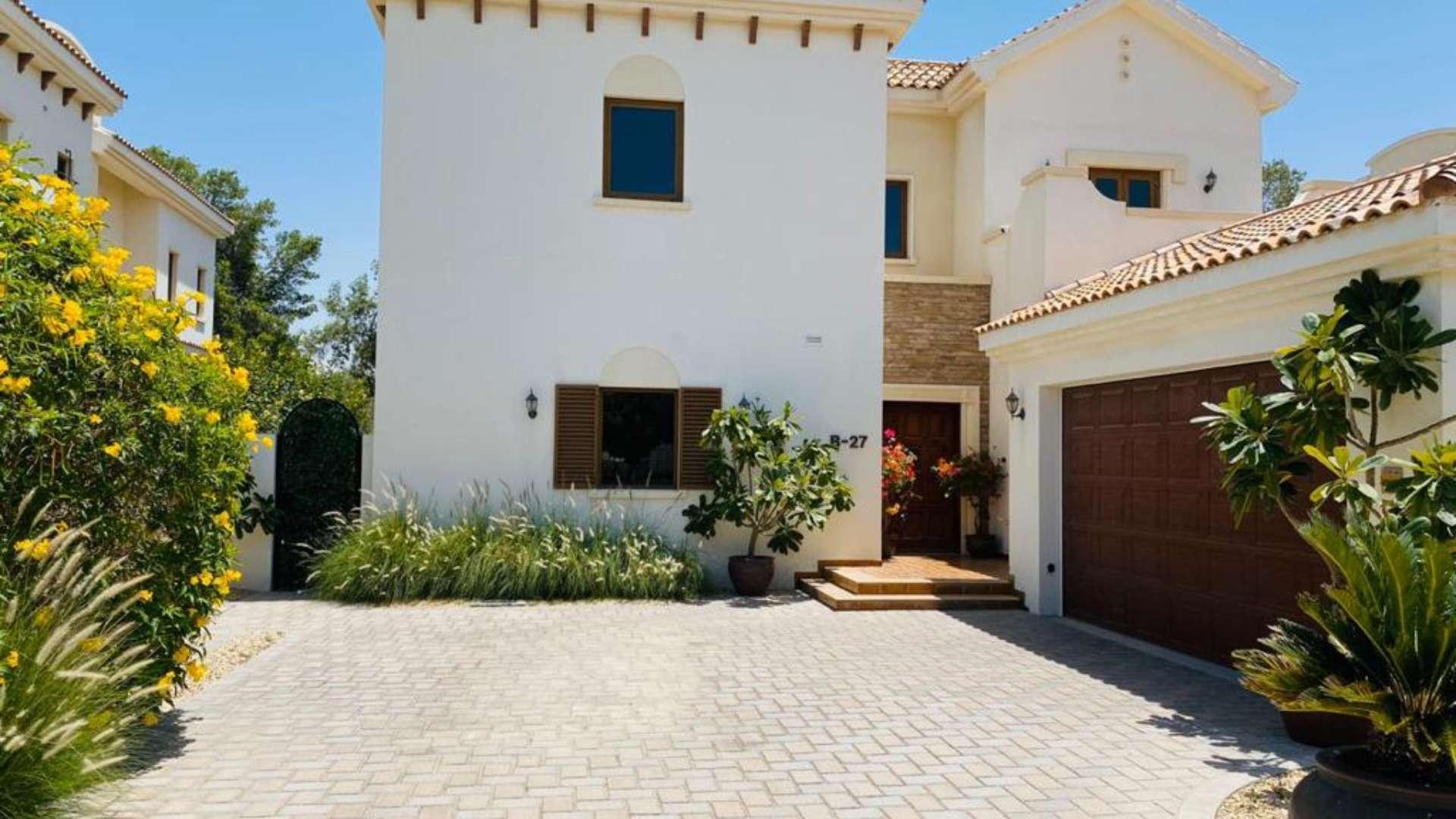 Family villa with patio and garden in Jumeirah Golf Estates, Earth community