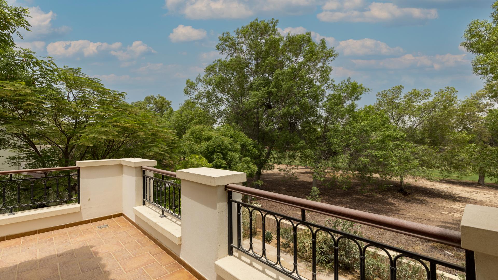 Luxurious villa with pool in Jumeirah Golf Estates, Earth community, available for rent