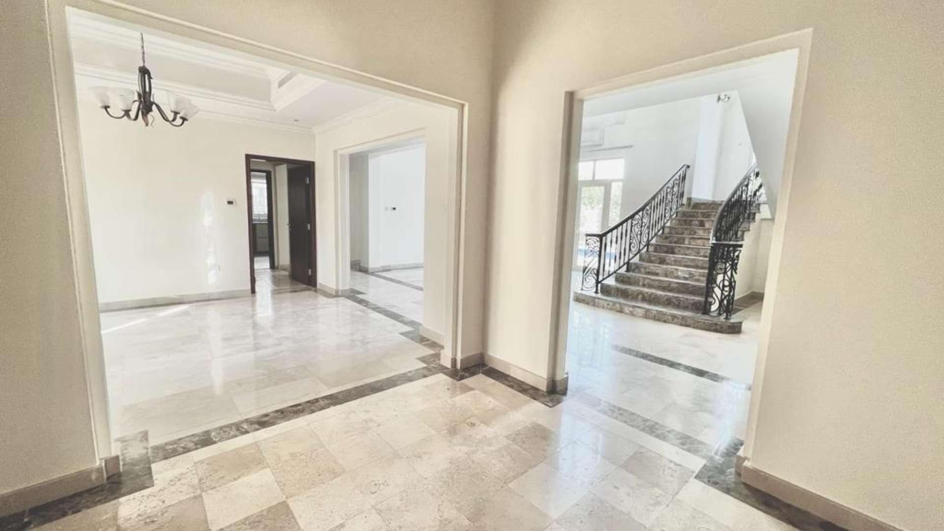 Elegant staircase in spacious villa interior, Jumeirah Islands European Clusters, for rent