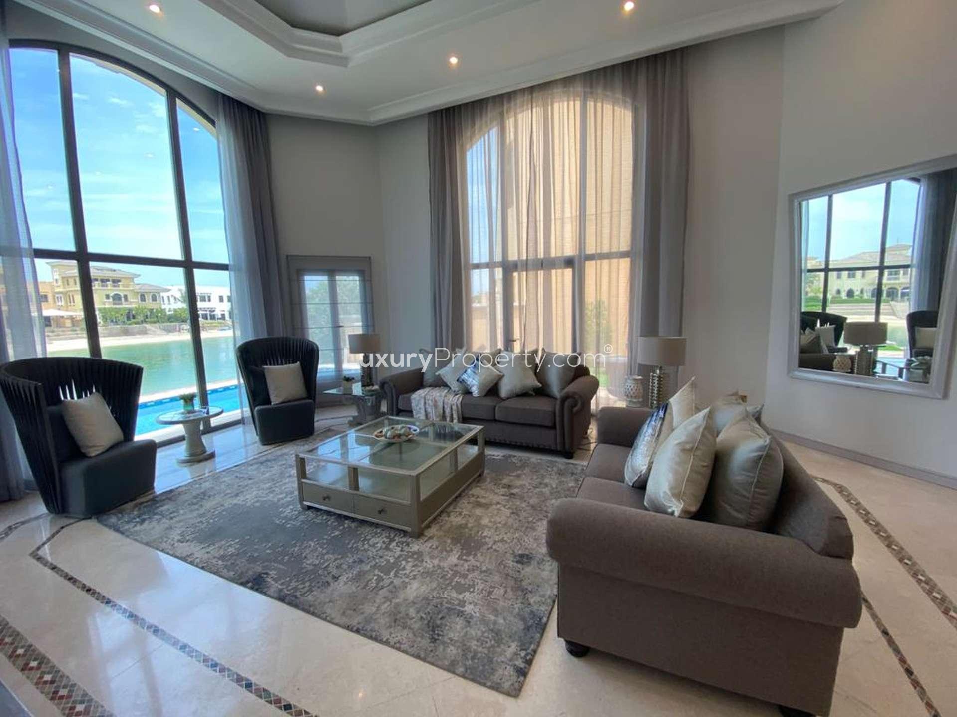 4-bedroom villa with garden for rent in Palm Jumeirah, featuring lush green lawn