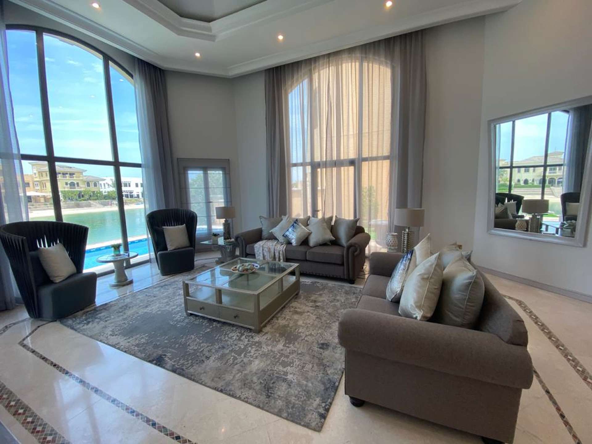 4-bedroom villa with garden for rent in Palm Jumeirah, featuring lush green lawn