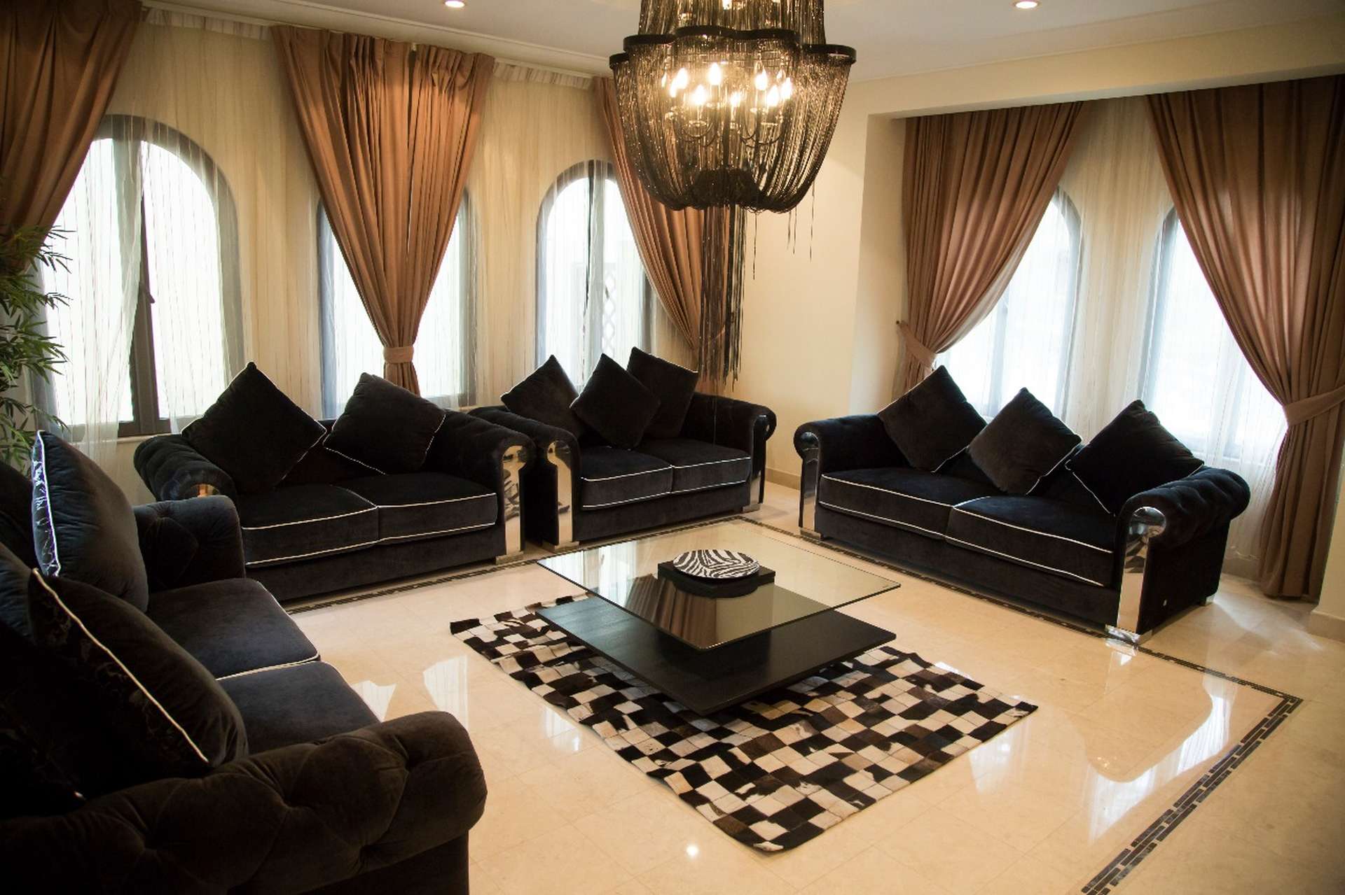 Luxury 4-bedroom villa exterior on Frond D, Palm Jumeirah, available for rent