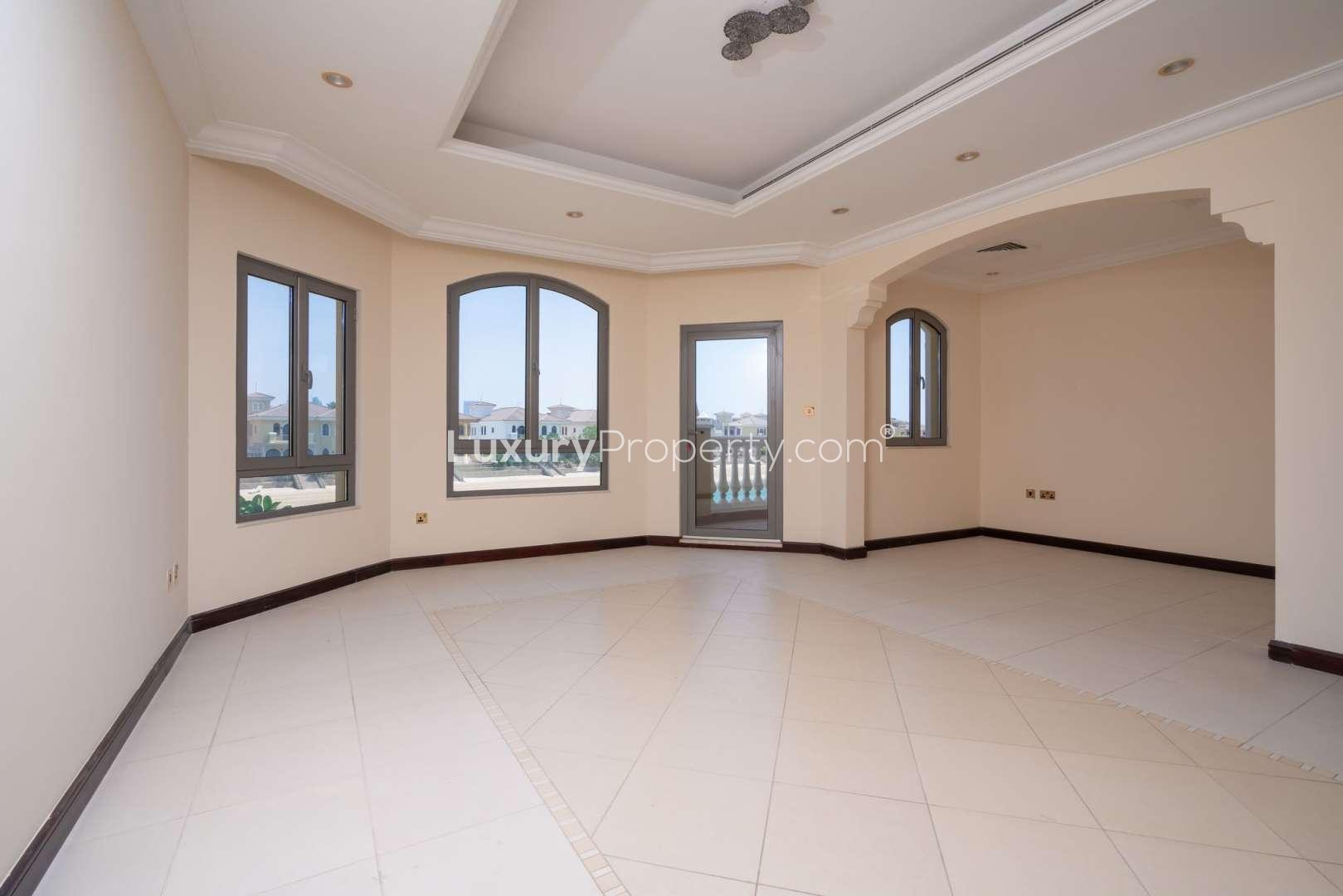 Spacious kitchen in 4-bedroom villa, Palm Jumeirah Garden Homes, immaculate condition for rent