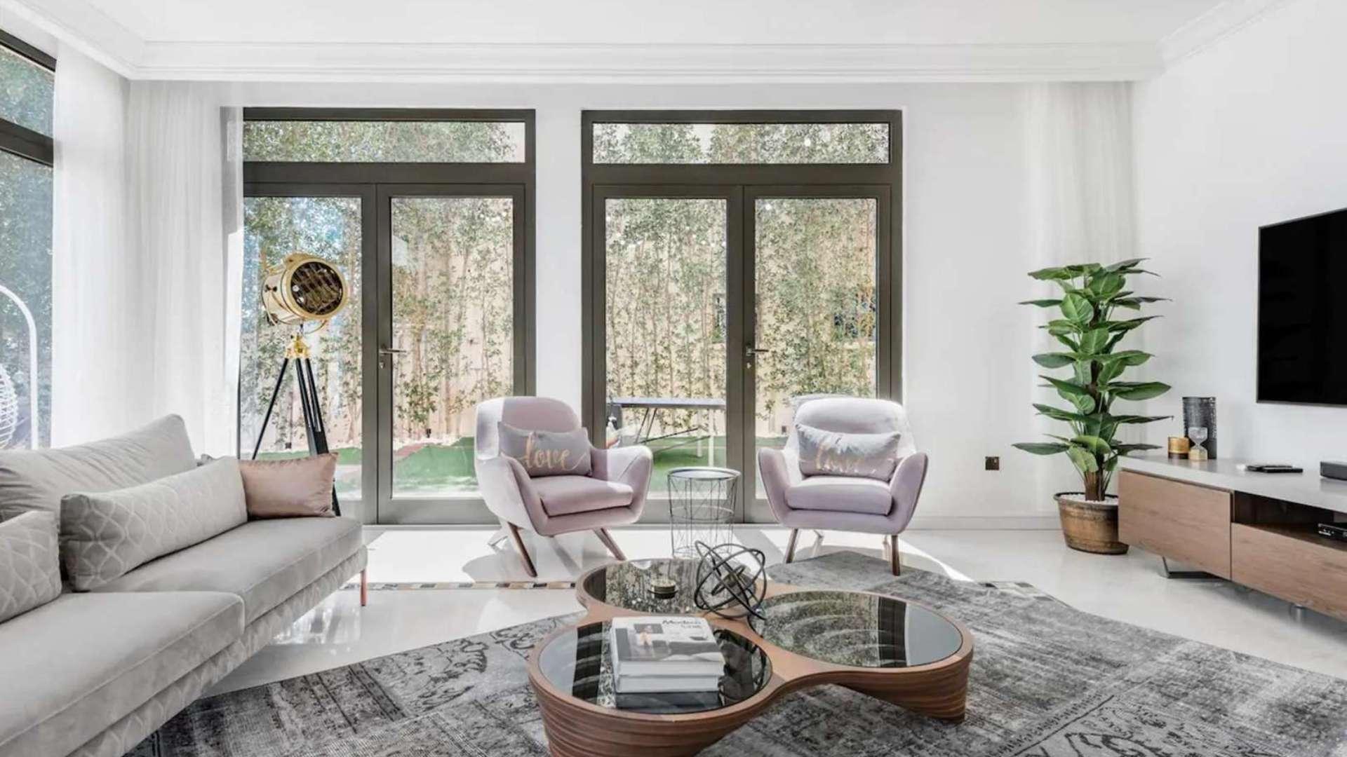 Luxurious living room with waterfront view in Palm Jumeirah Garden Home villa for rent