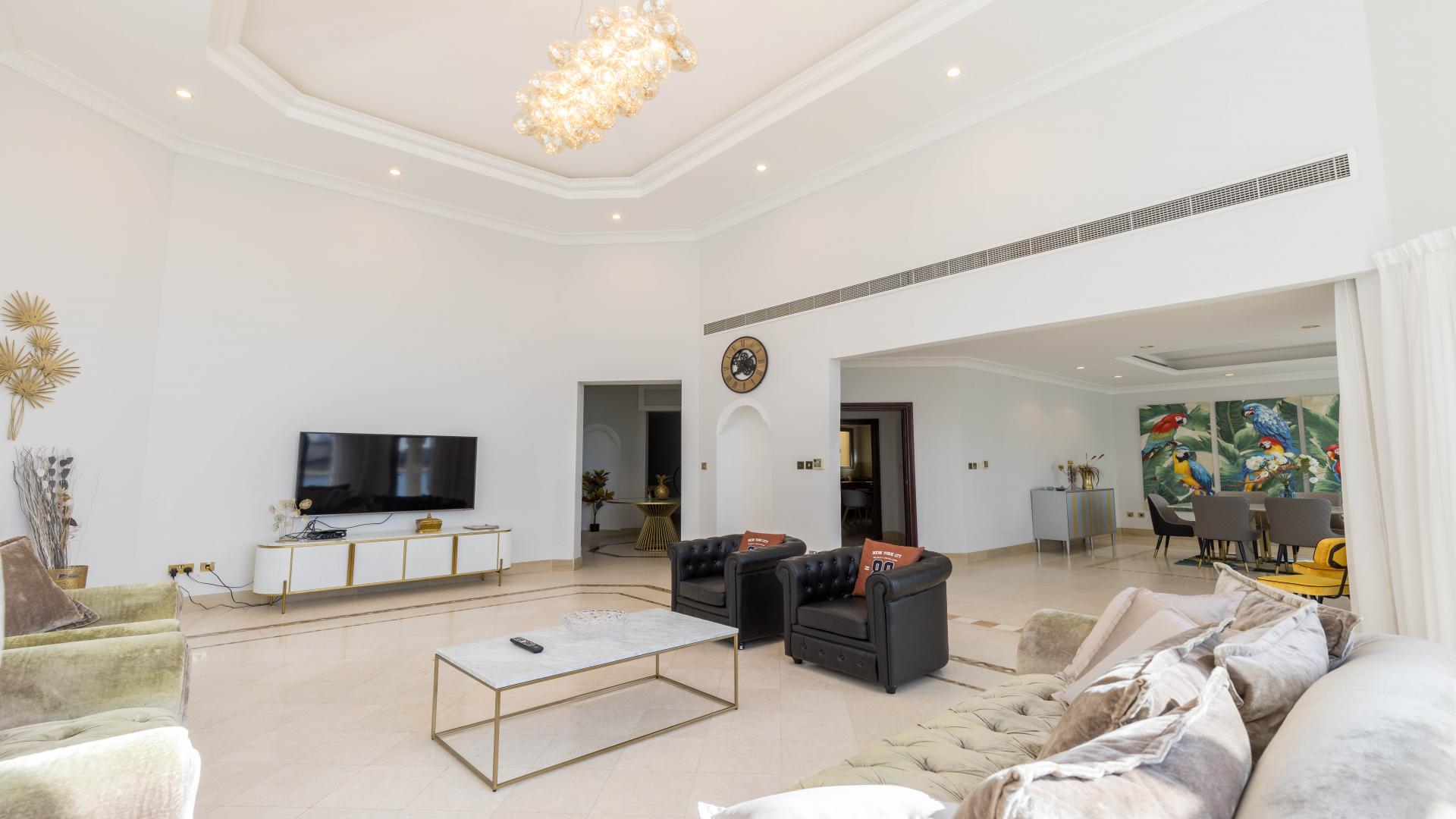 Beachfront villa in Palm Jumeirah's Garden Homes, showcasing luxury living and stunning architecture