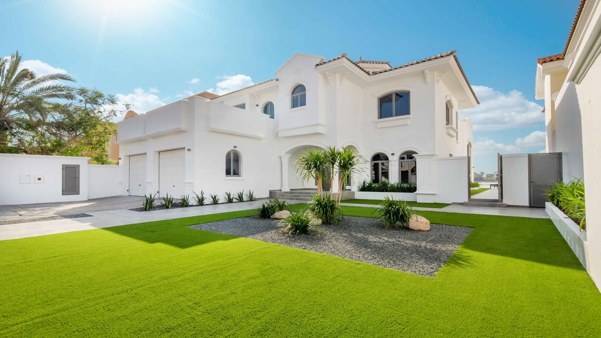 Luxurious Palm Jumeirah villa with private pool and contemporary design for rent