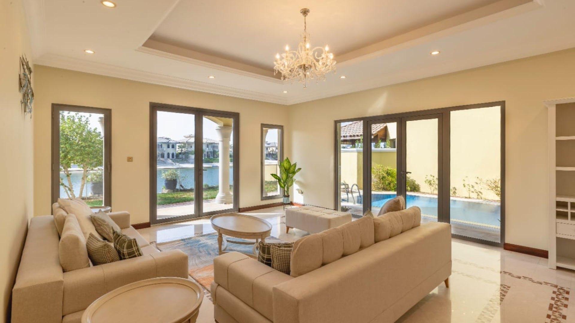 Palm Jumeirah villa with private pool, spacious patio, and elegant architecture for rent