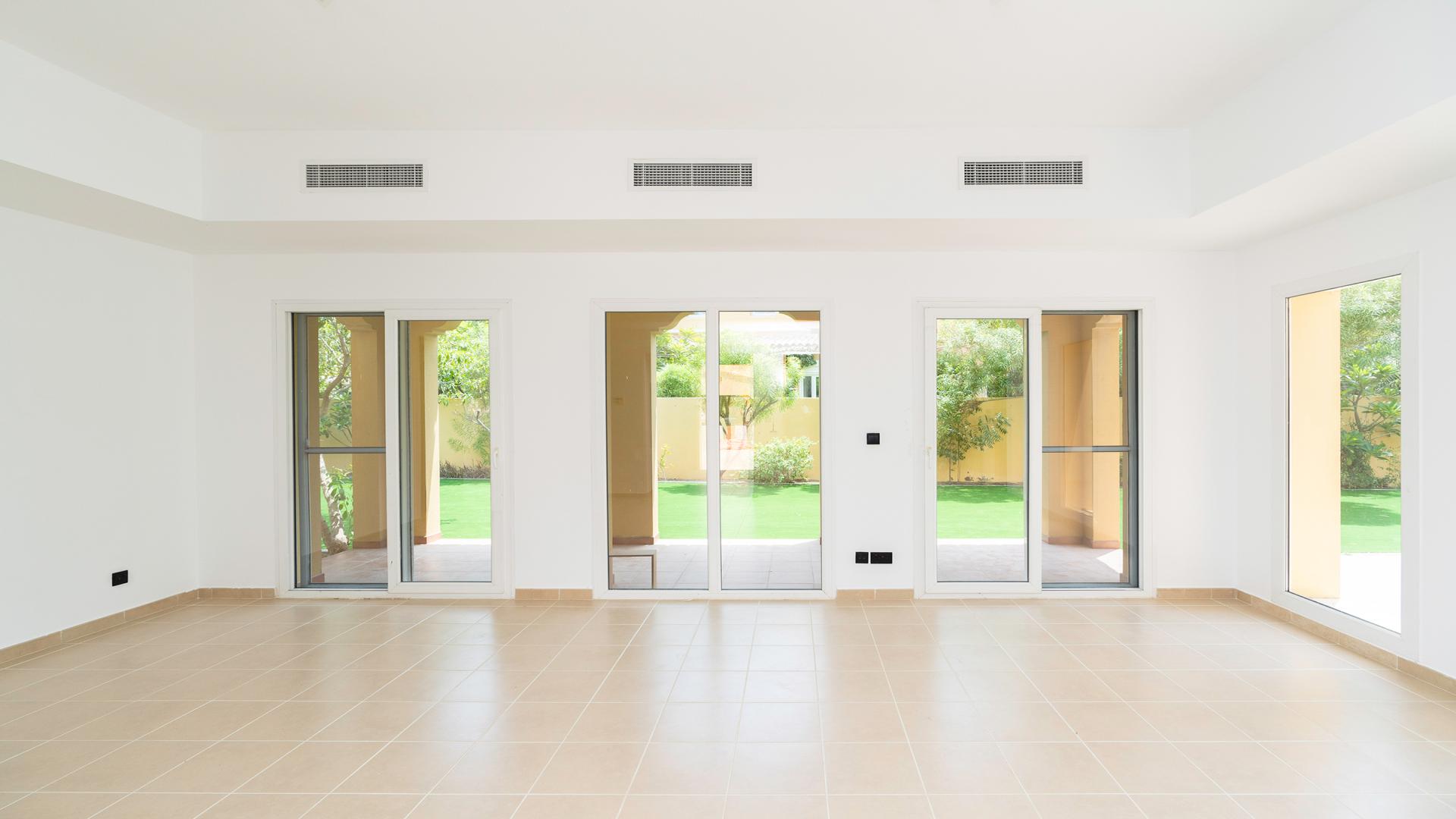 Spacious green lawn of four-bedroom Mediterranean villa in Palmera, Arabian Ranches for rent