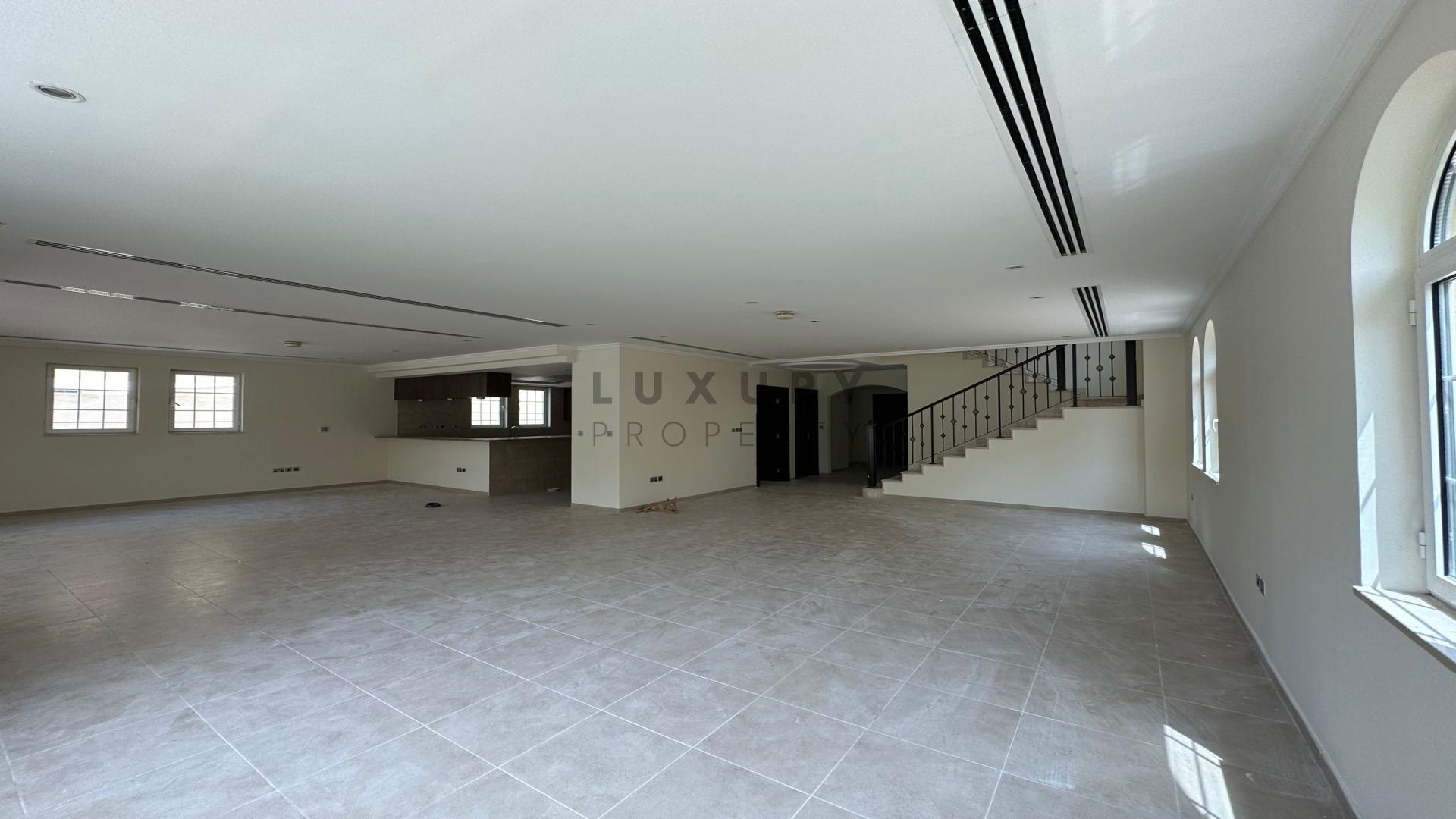 Spacious open-plan living area in Jumeirah Park 4-bedroom villa for rent