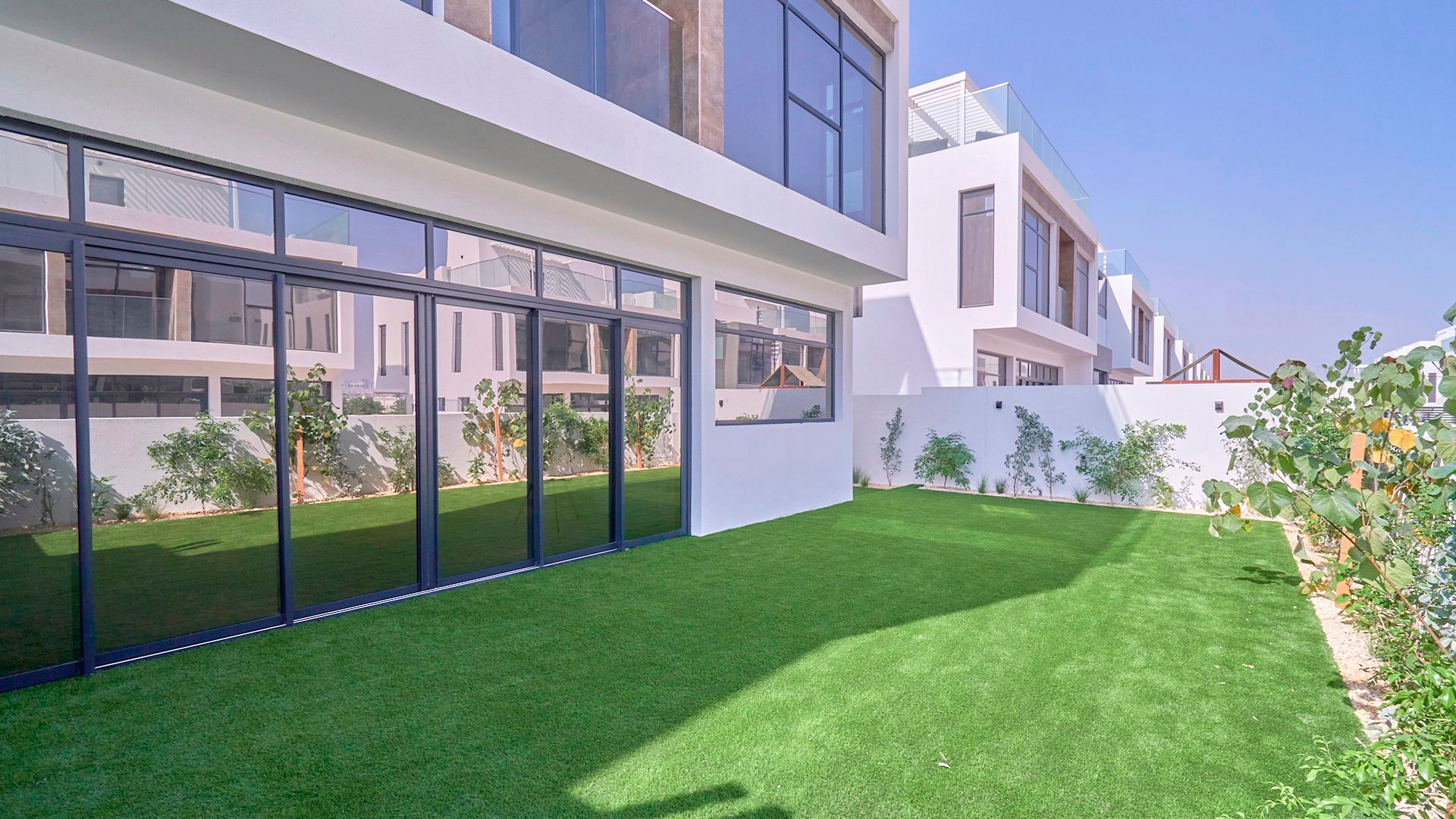 Contemporary 4-bedroom villa exterior with modern design in Jumeirah Golf Estates for rent