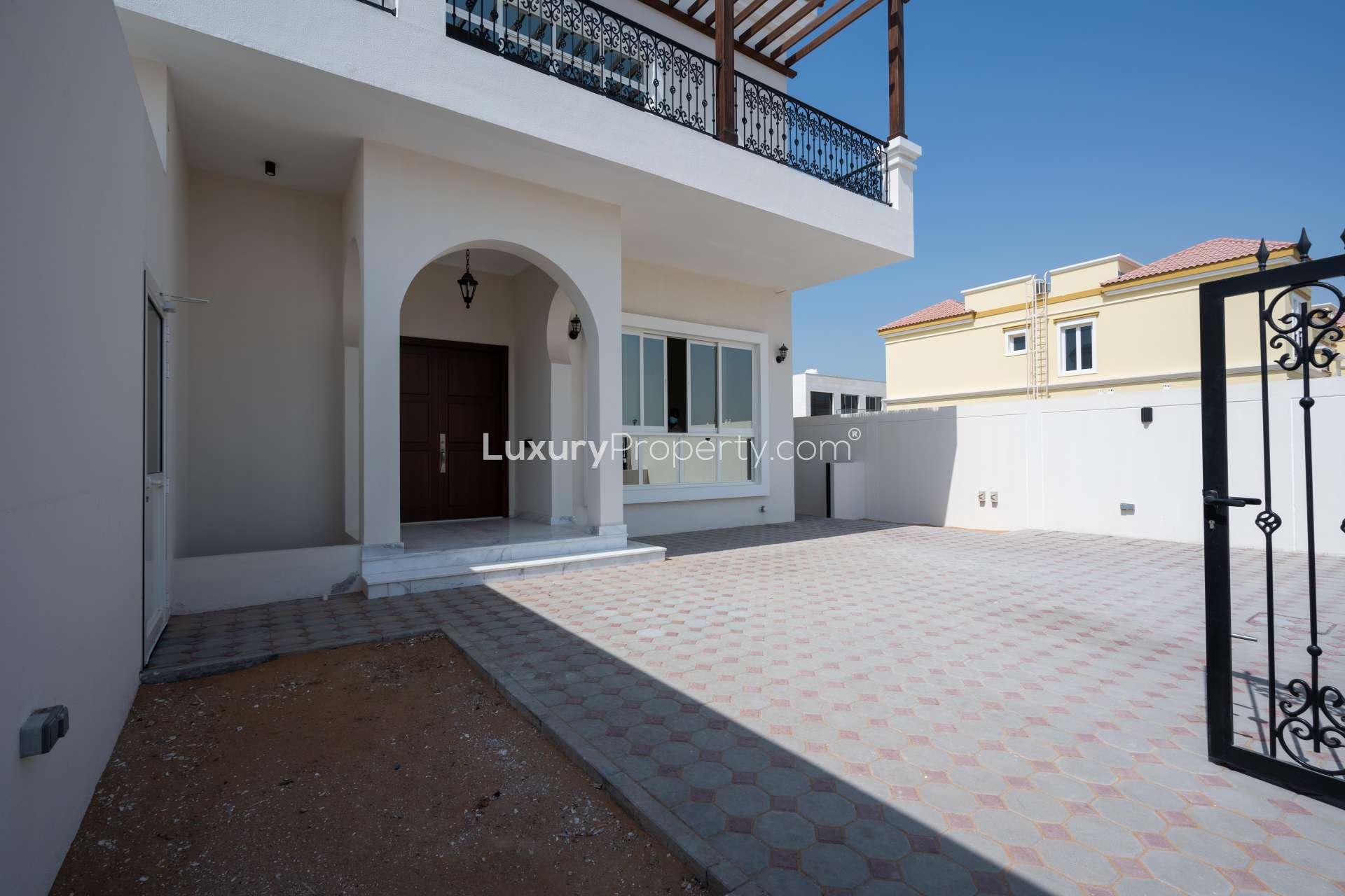 Spacious living area in custom-built 4-bedroom villa, Jumeirah Park Homes, immaculate finishes