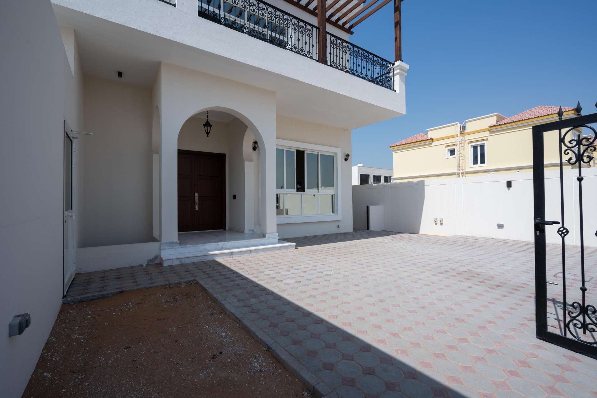 Spacious living area in custom-built 4-bedroom villa, Jumeirah Park Homes, immaculate finishes