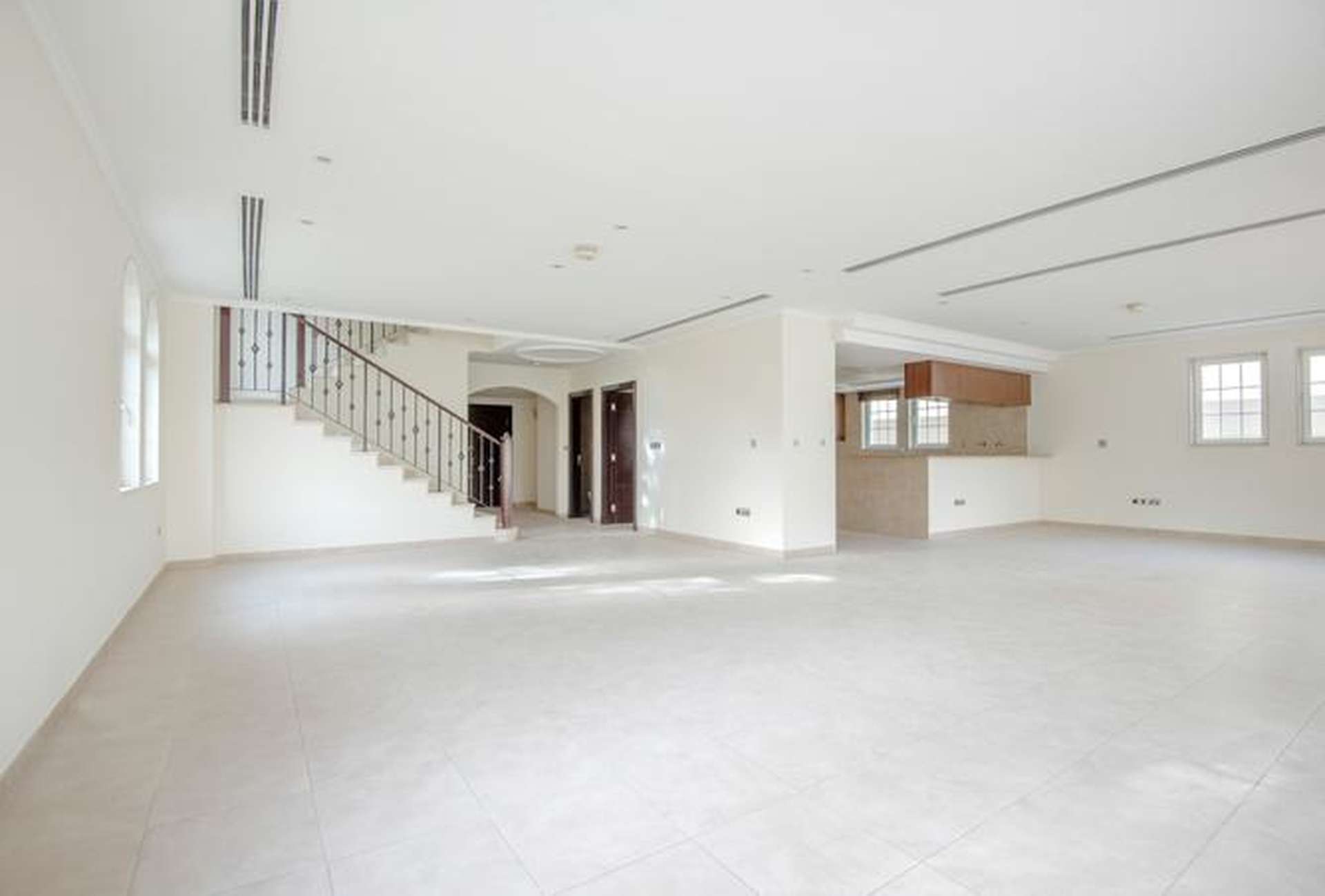 Spacious living area in 4-bedroom Legacy Villa, Jumeirah Park, available for rent