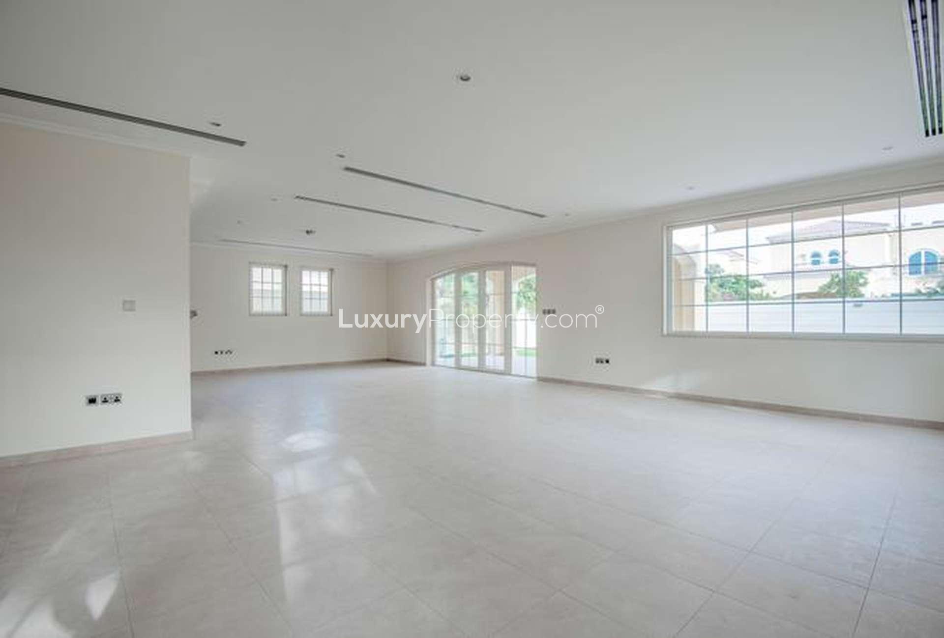 4-Bedroom Legacy Villa with Pool in Jumeirah Park for Rent, Ref LP04592