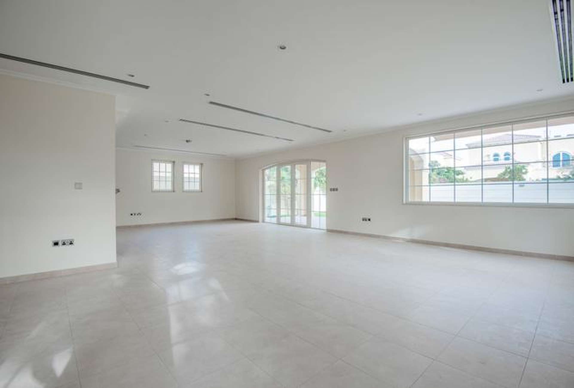 4-Bedroom Legacy Villa with Pool in Jumeirah Park for Rent, Ref LP04592