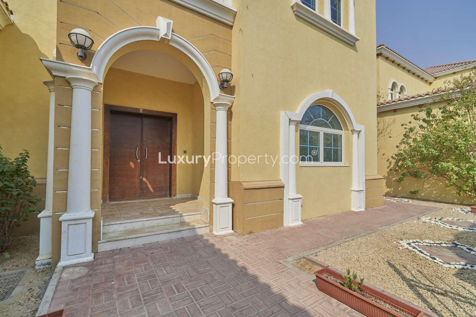 Floor plan of 4-bedroom villa for rent in Jumeirah Islands, featuring private pool