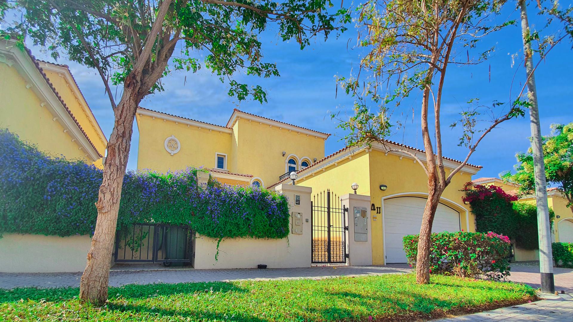 Bright living room with garden view in Jumeirah Park Legacy villa for rent