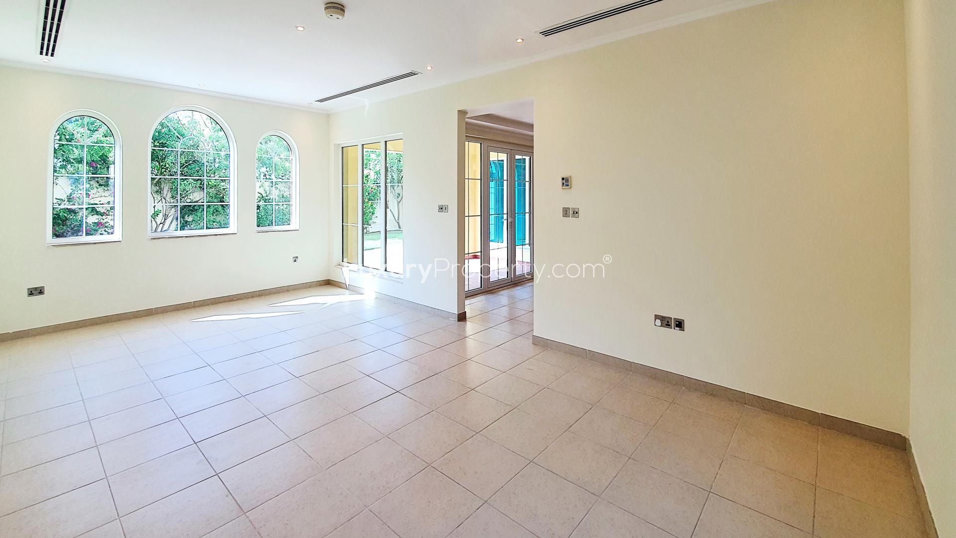 Family villa with landscaped garden for rent in Jumeirah Park, Legacy community. Ref: LP13053