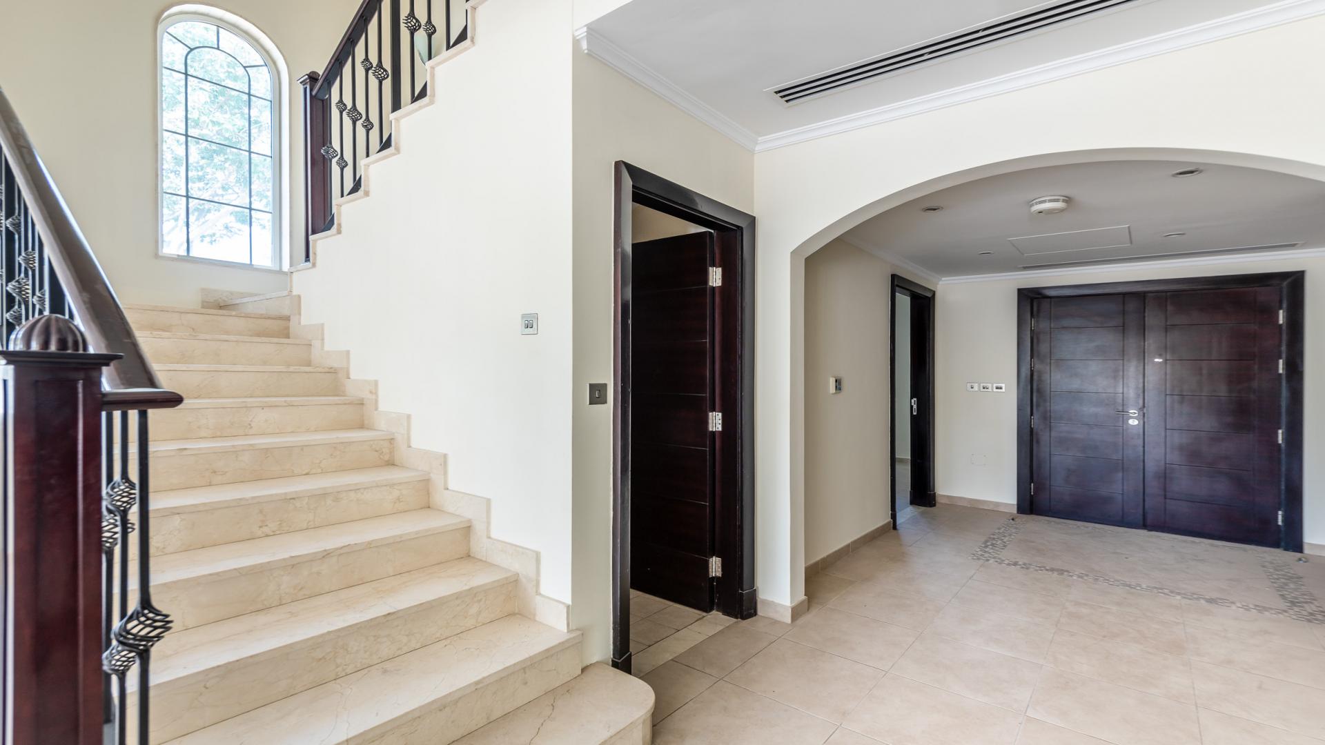 Luxurious Jumeirah Park villa with private pool, spacious lawn, and elegant architecture for rent