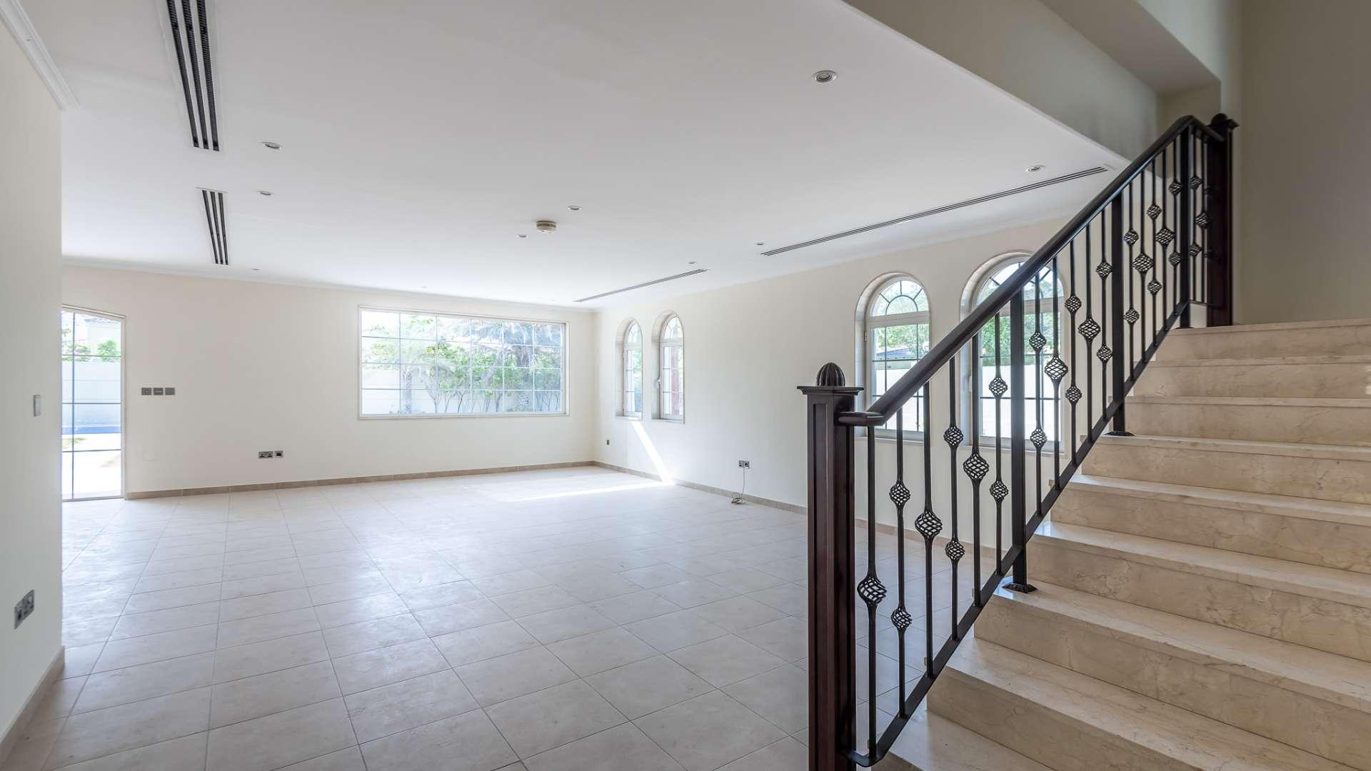 Elegant 4-bedroom villa with pool in Jumeirah Park's Legacy, available for rent