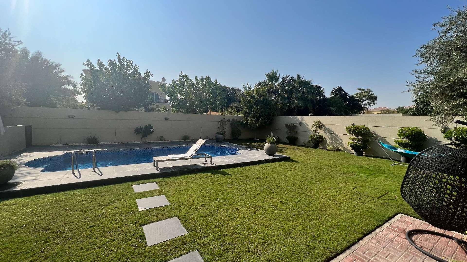 Spacious living room in 4-bedroom Legacy Large Villa, Jumeirah Park, available for rent