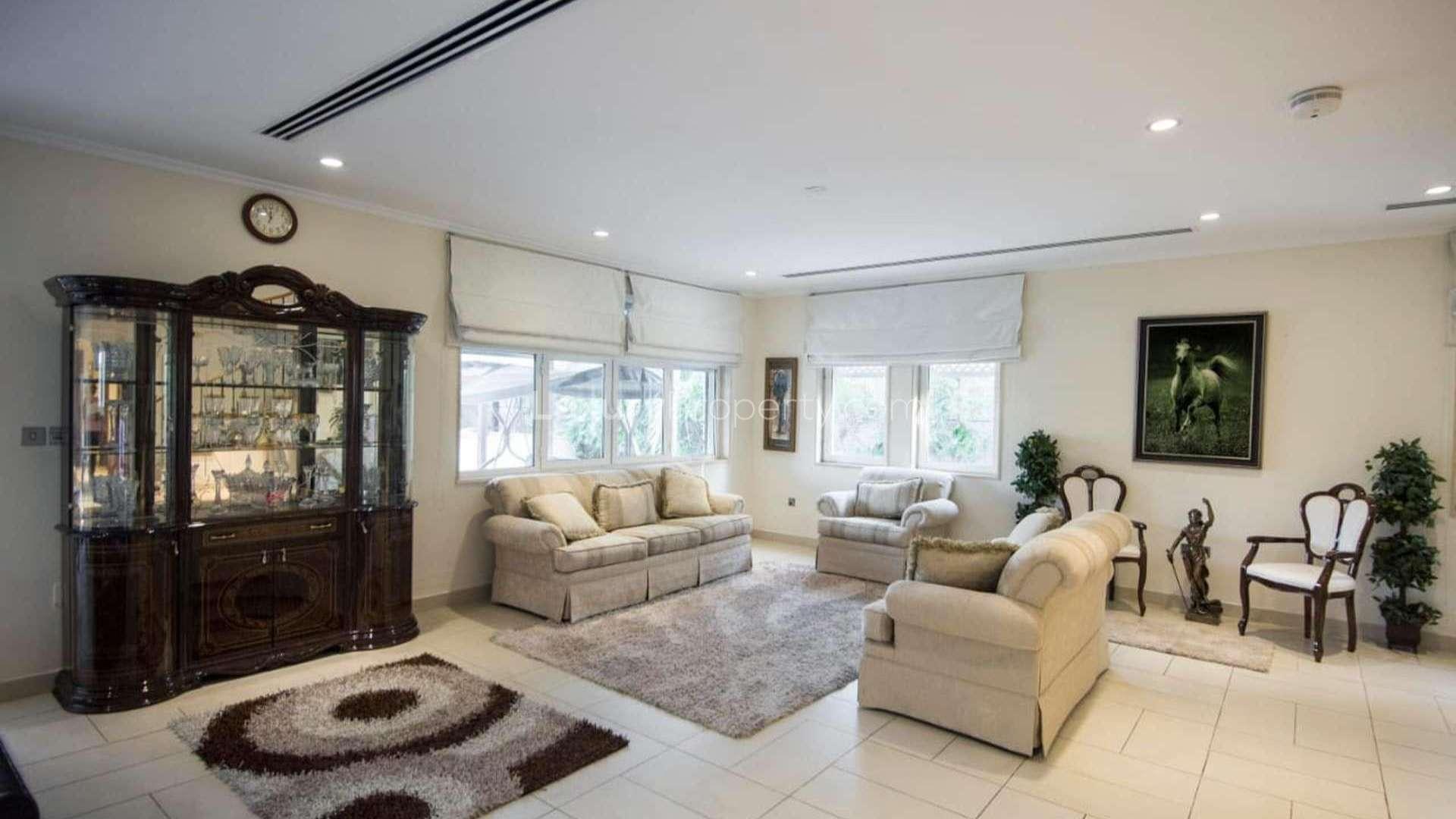 Luxurious 4-bedroom Legacy Villa with private pool in Jumeirah Park for rent