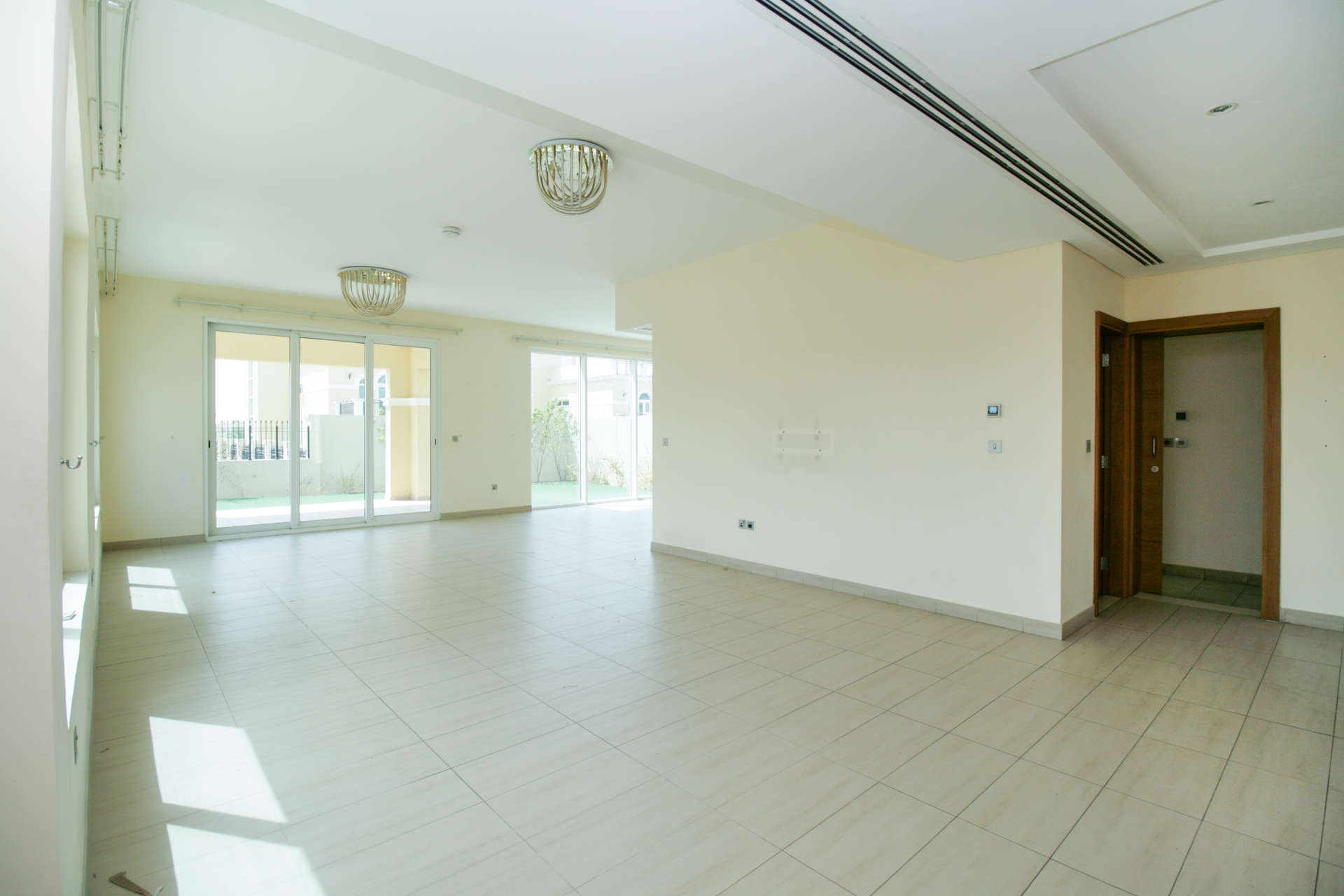 Bright living room in 4-bedroom Legacy Nova Villa, Jumeirah Park for rent