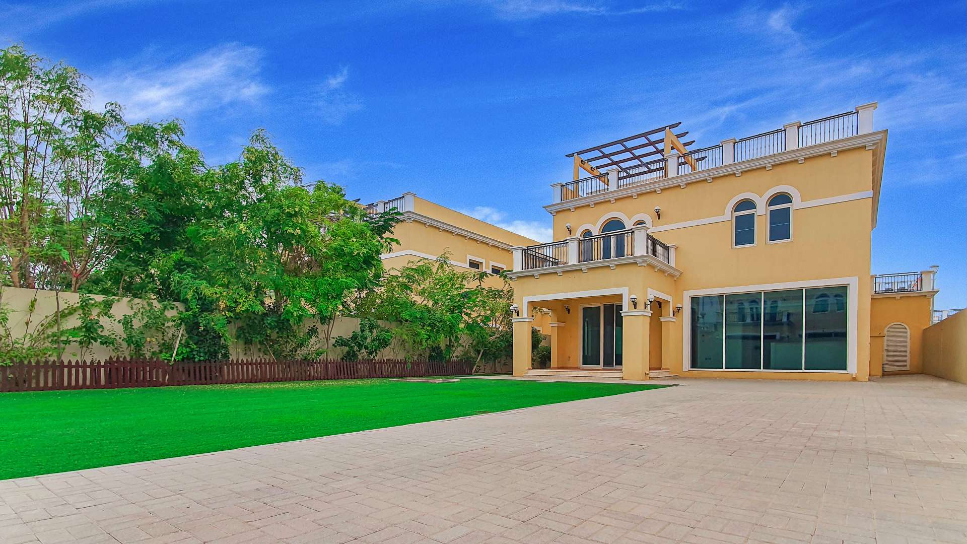 "Jumeirah Park Legacy Nova Villa with Marina skyline view, spacious 4-bedroom rental property.",Spacious 4-bedroom villa exterior in Jumeirah Park, Legacy Nova Villas, with lush garden