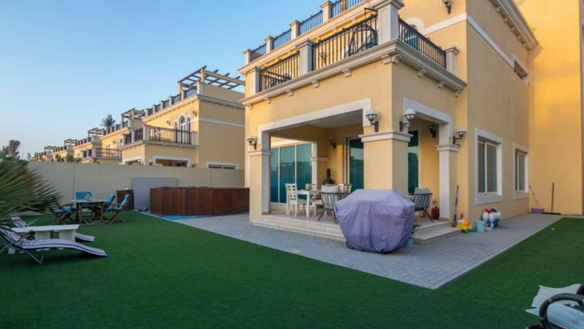 Spacious living area with large windows in 4-bedroom Legacy Nova Villa, Jumeirah Park